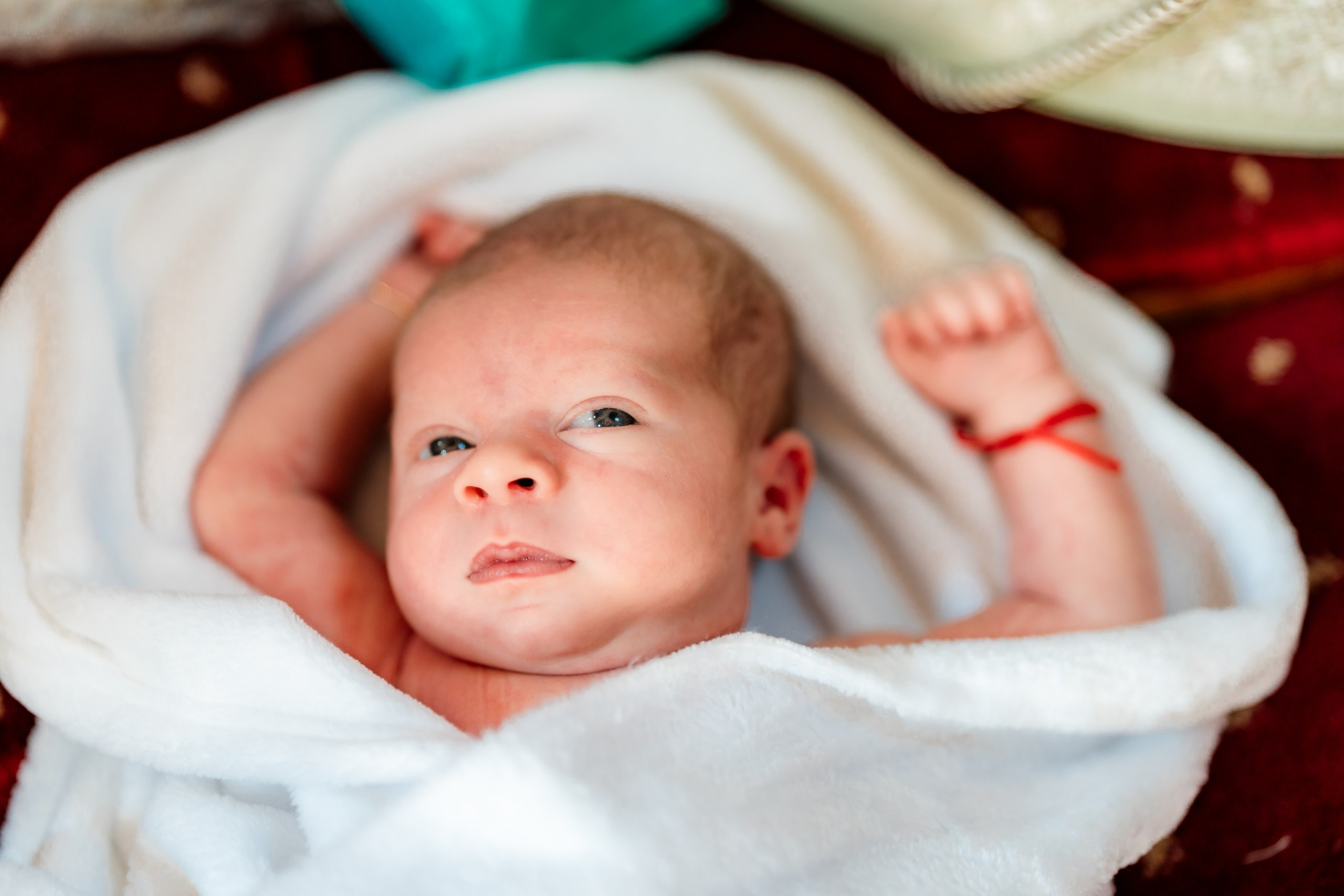 - Preotul ținându-l pe micuțul Mathias Gabriel la botez, în biserica Înălțarea Domnului, Copălău  - Detalii de la botezul lui Mathias – lumânare, trusou și icoană  - Familia lui Mathias Gabriel alături de micuț, în ziua botezului  - Portret emoționant cu mama și bebelușul în brațe, în biserică,fotograf profesionist evenimente Botoșani, Iași, Suceava, Fălticeni, Bacău, Pașcani, Roman - AlinoFotoStudio by Alin Chirilă - servicii foto nuntă, botez, cununie, ședințe foto creative, albume personalizate, fotografii emoționante și calitative pentru cele mai importante momente din viață,fotograf nuntă Botoșani Alin Chirilă,  ședință foto botez Iași - AlinoFotoStudio,  servicii fotograf profesionist evenimente Suceava,  fotograf cununie civilă Fălticeni - Alin Chirilă,  album foto nuntă personalizat Bacău.“Bebeluș botezat în biserică, ținut în brațe de nași”	•	“Detaliu cu lumânarea de botez decorată cu flori albe”	•	“Părinți emoționați alături de copilul lor la ceremonia de botez”	•	“Masa festivă de botez cu decor tematic și tort personalizat”	•	“Momentul în care preotul toarnă apă sfințită pe fruntea bebelușului”	“Bebeluș în rochie albă de botez, zâmbind în brațele mamei”	•	“Detaliu cu cruciulița de botez așezată pe o pernă de satin”	•	“Părinți și nași aprinzând lumânările în timpul ceremoniei de botez”	•	“Tort de botez decorat cu figurine tematice și numele copilului”	•	“Copil botezat dormind liniștit în pătuțul decorat festiv”	•	“Momentul în care preotul binecuvântează copilul în fața altarului”	•	“Invitați adunându-se în jurul mesei festive la petrecerea de botez”	•	“Bebeluș ținând în mână o jucărie personalizată primită la botez”	•	“Familie fericită pozând împreună după ceremonia de botez”	•	“Decor tematic cu baloane și flori la locația petrecerii de botez” fotograf Botoșani fotograf evenimente fotograf botez Alin Chirila fotograf alinofotostudio.fotograf botez Amelis Maria, fotografie botez Botoșani, fotograf Alin Chirilă, amintiri botez, fotografii botez, botez Amelis Maria, fotograf copii, fotografie botez în Botoșani,