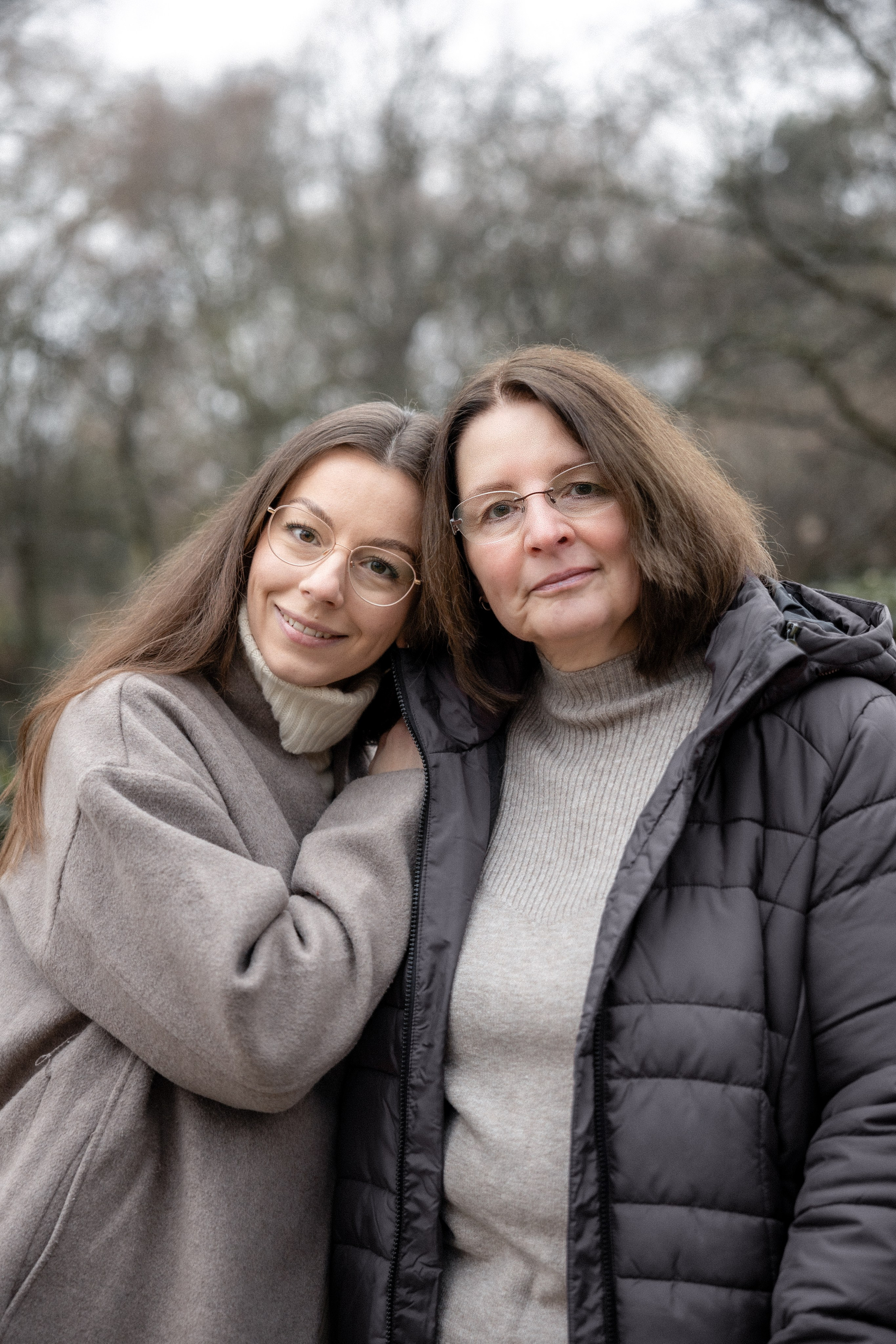 Family photoshoot with adult kids in Toulouse, Jardin des Plants. Eugénie Smirnova — your photographer in Toulouse and southwest France