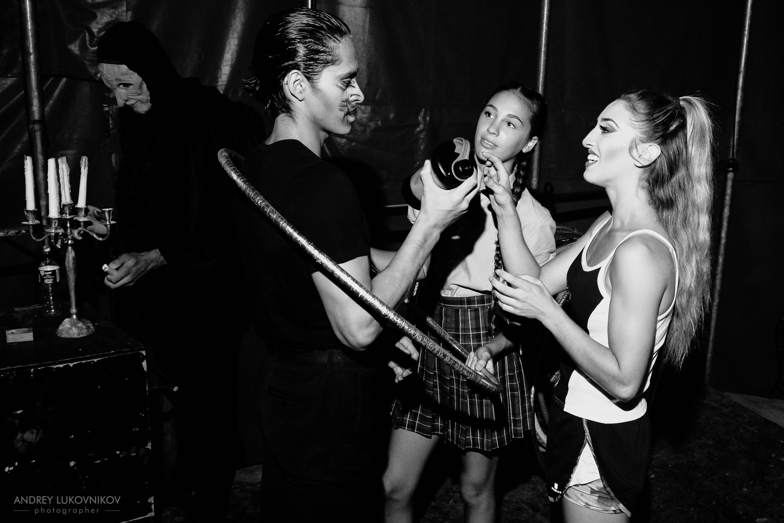 Sesión de fotos entre bastidores en El Circo Encantado: la vida de los artistas tras bambalinas