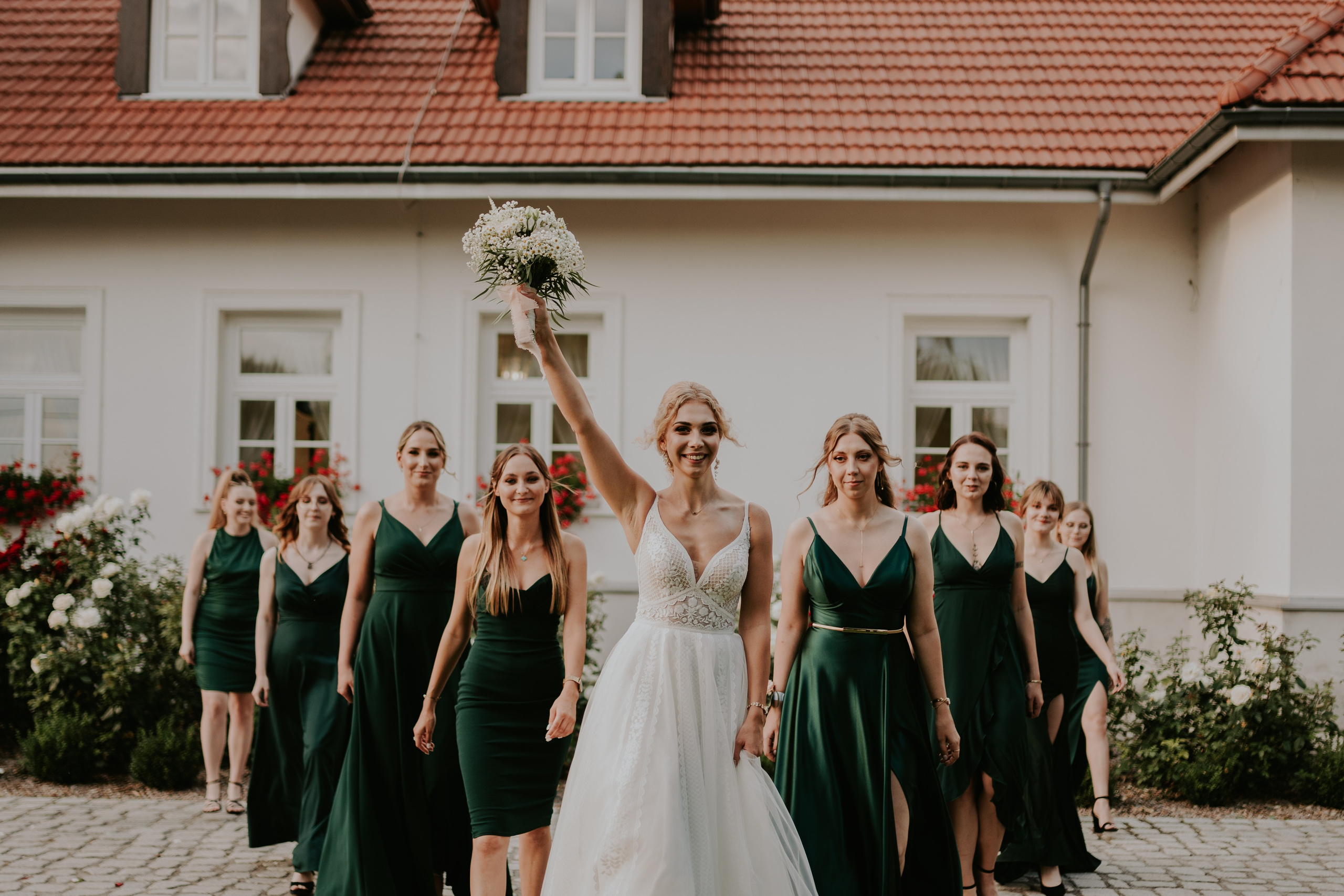 Dwór Wierzbno: plenerowy ślub pod wierzbą. Karkowskafoto - fotografia miłości