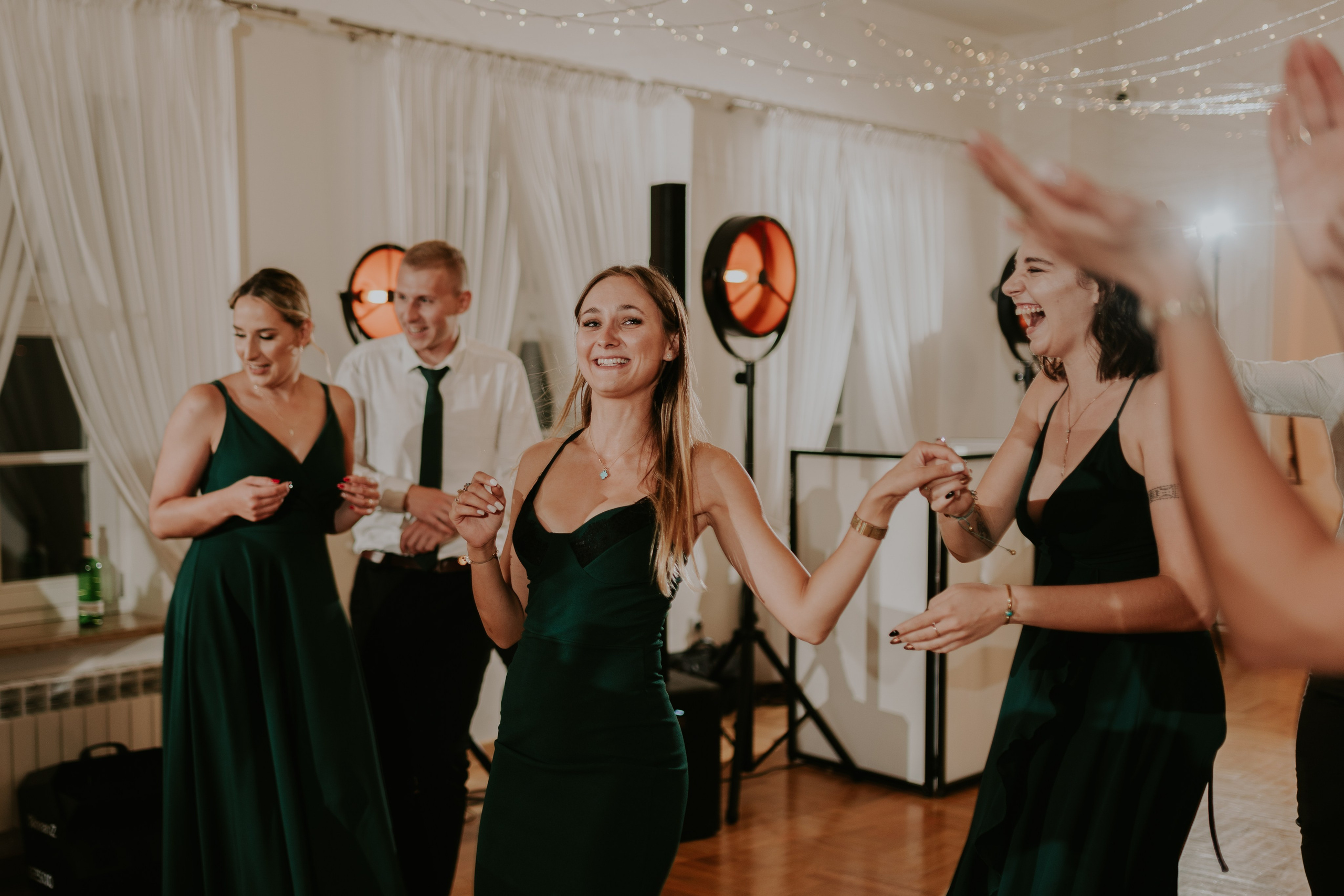 Dwór Wierzbno: plenerowy ślub pod wierzbą. Karkowskafoto - fotografia miłości