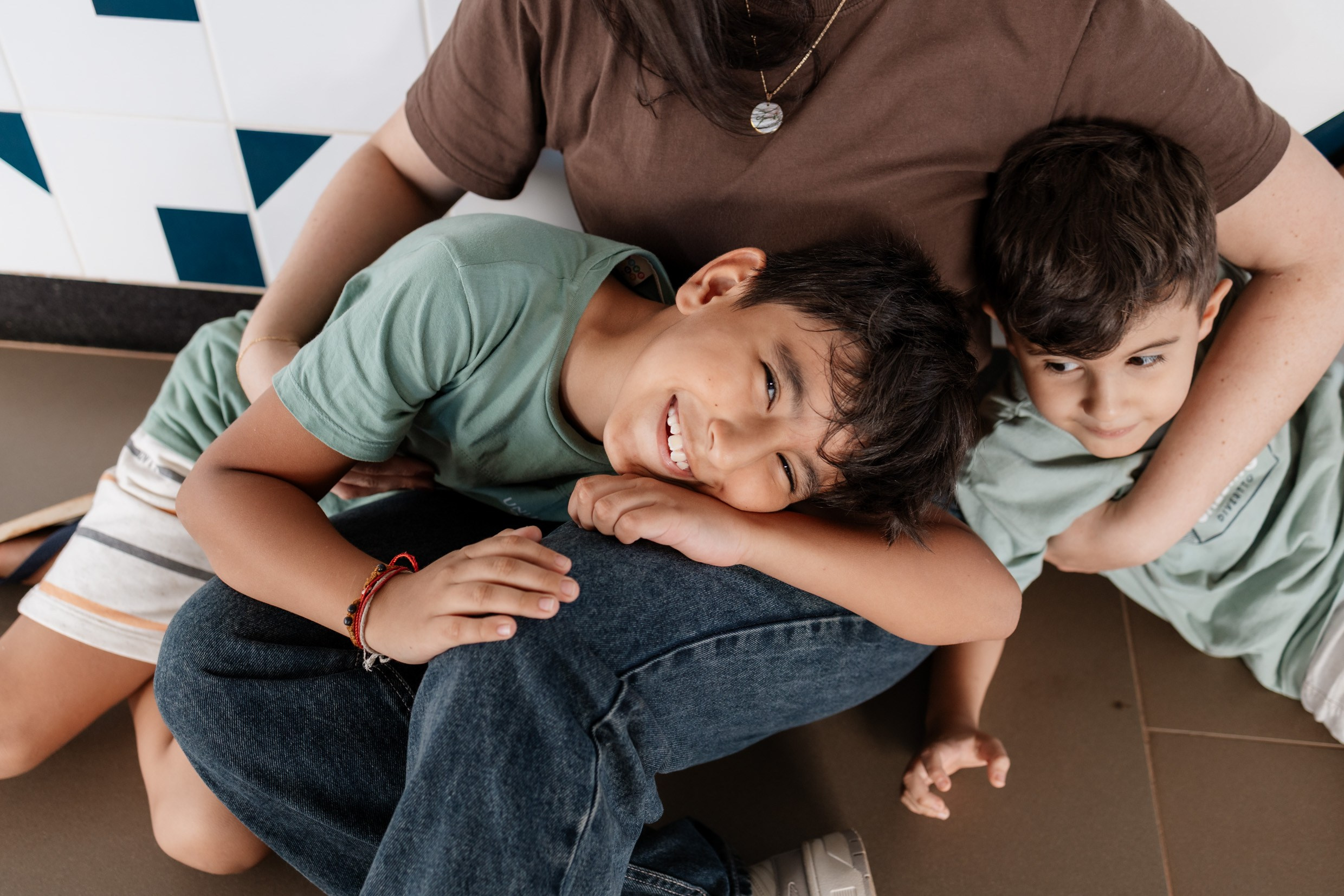 Ensaio mãe e filhos em Brasília • Asa Norte | Fotografia de Família. Fotógrafa em Brasília e Recife | Ensaios de família, gestante e festas infantis — Ize Fotografia