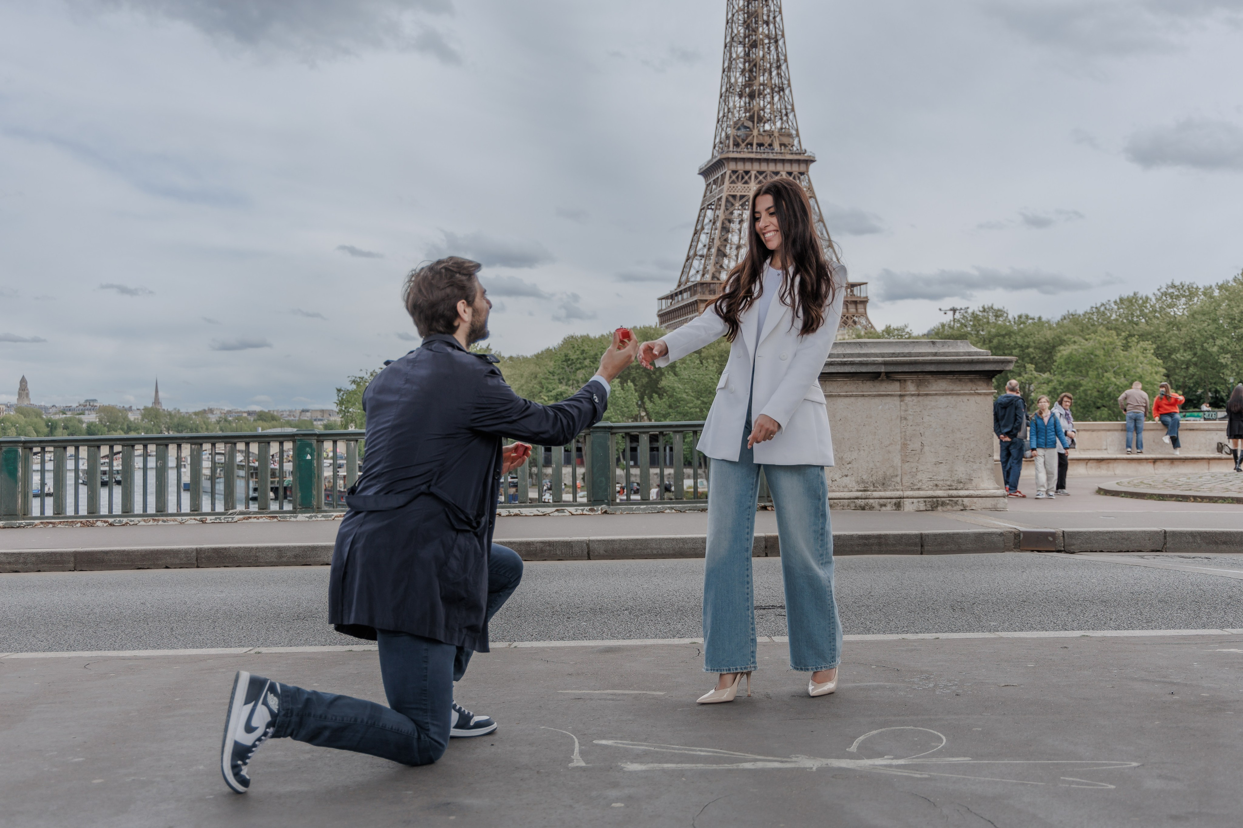 Bir-Hakeim Bridge in Paris — The Iconic Location for Luxury Proposal & Elopement Photography. Photographe à Paris
