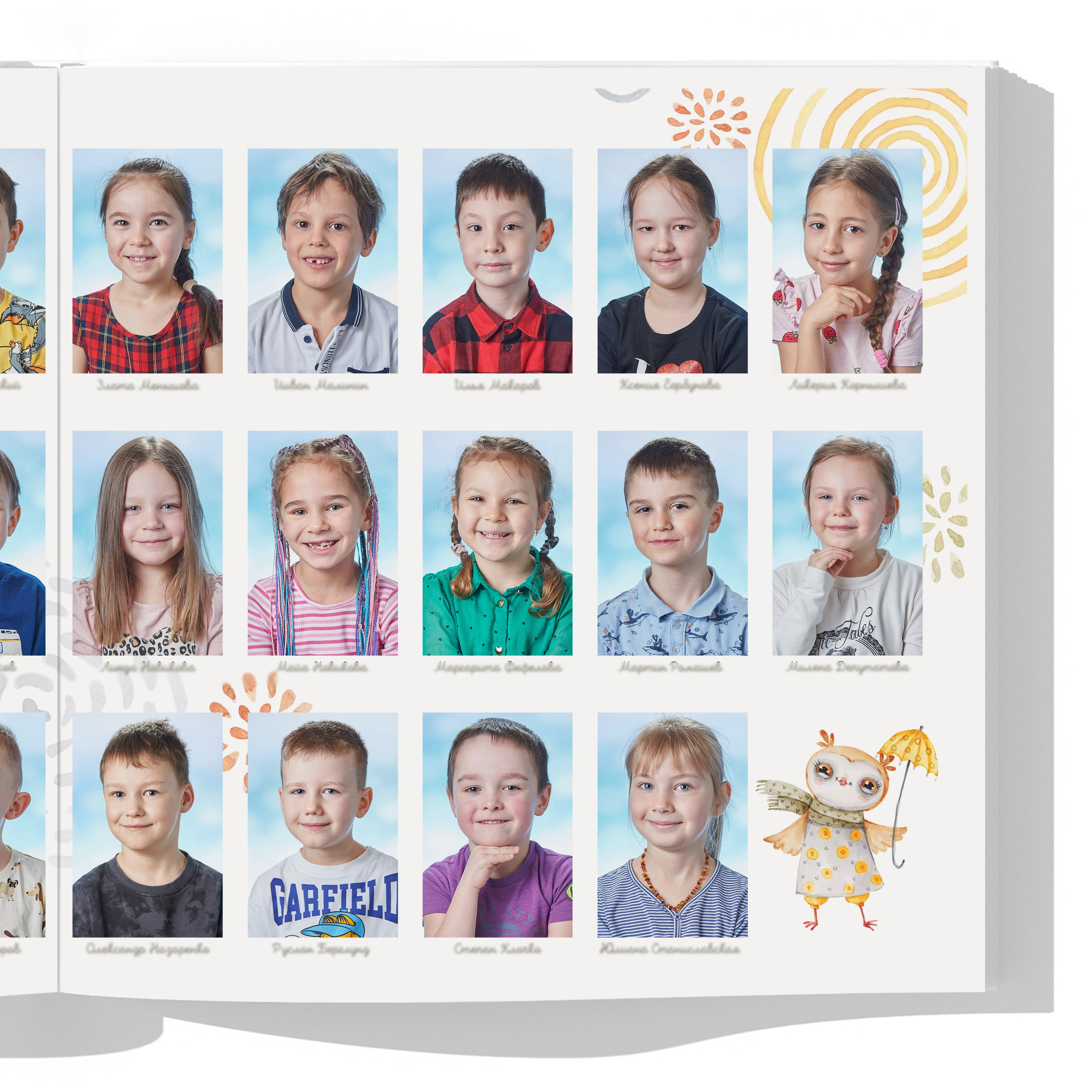 Разворот с фотографиями всех детей и воспитателей с именами.