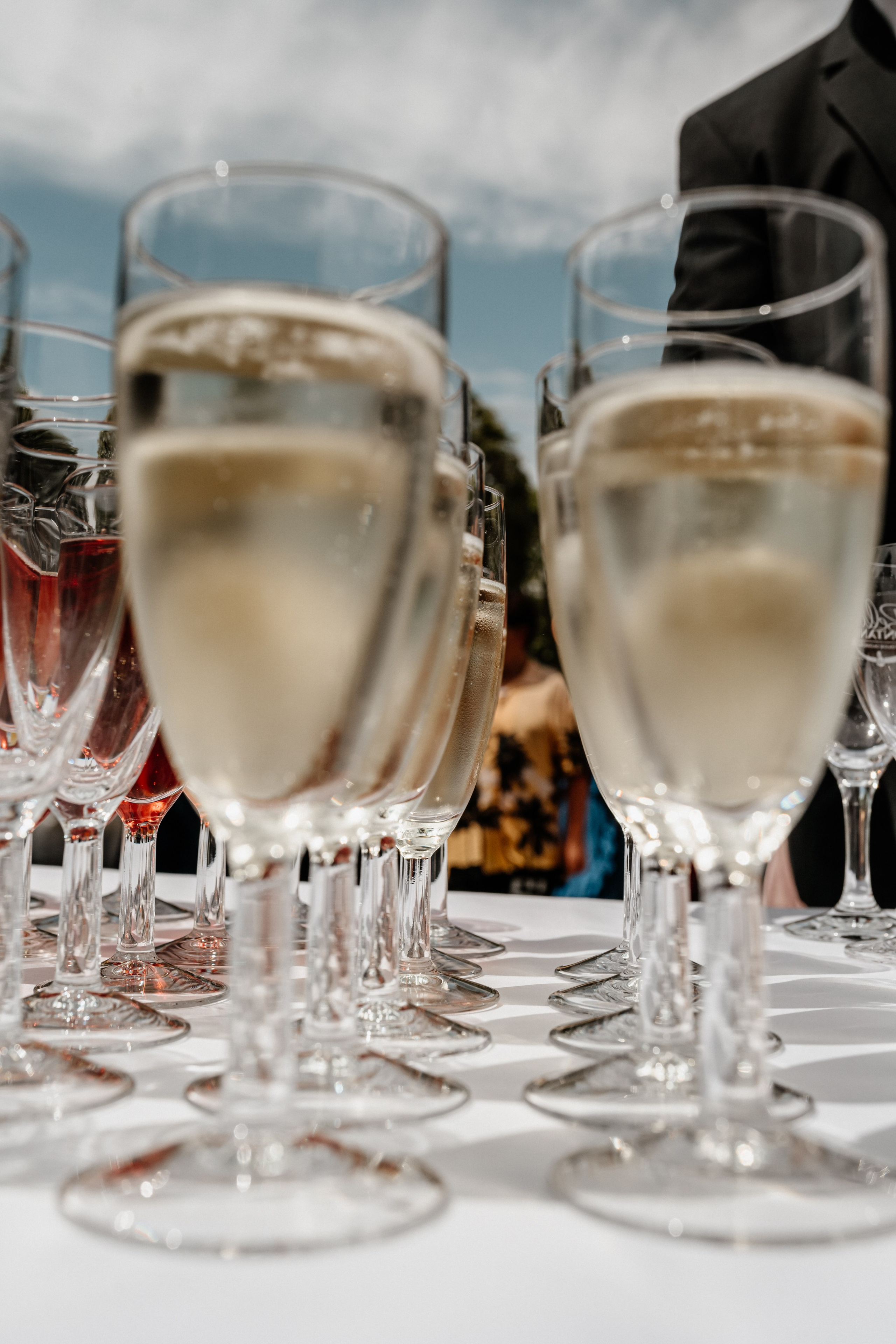 Detailaufnahme der Ringe – Goldene Eheringe auf edlem Untergrund, Symbol ewiger Liebe