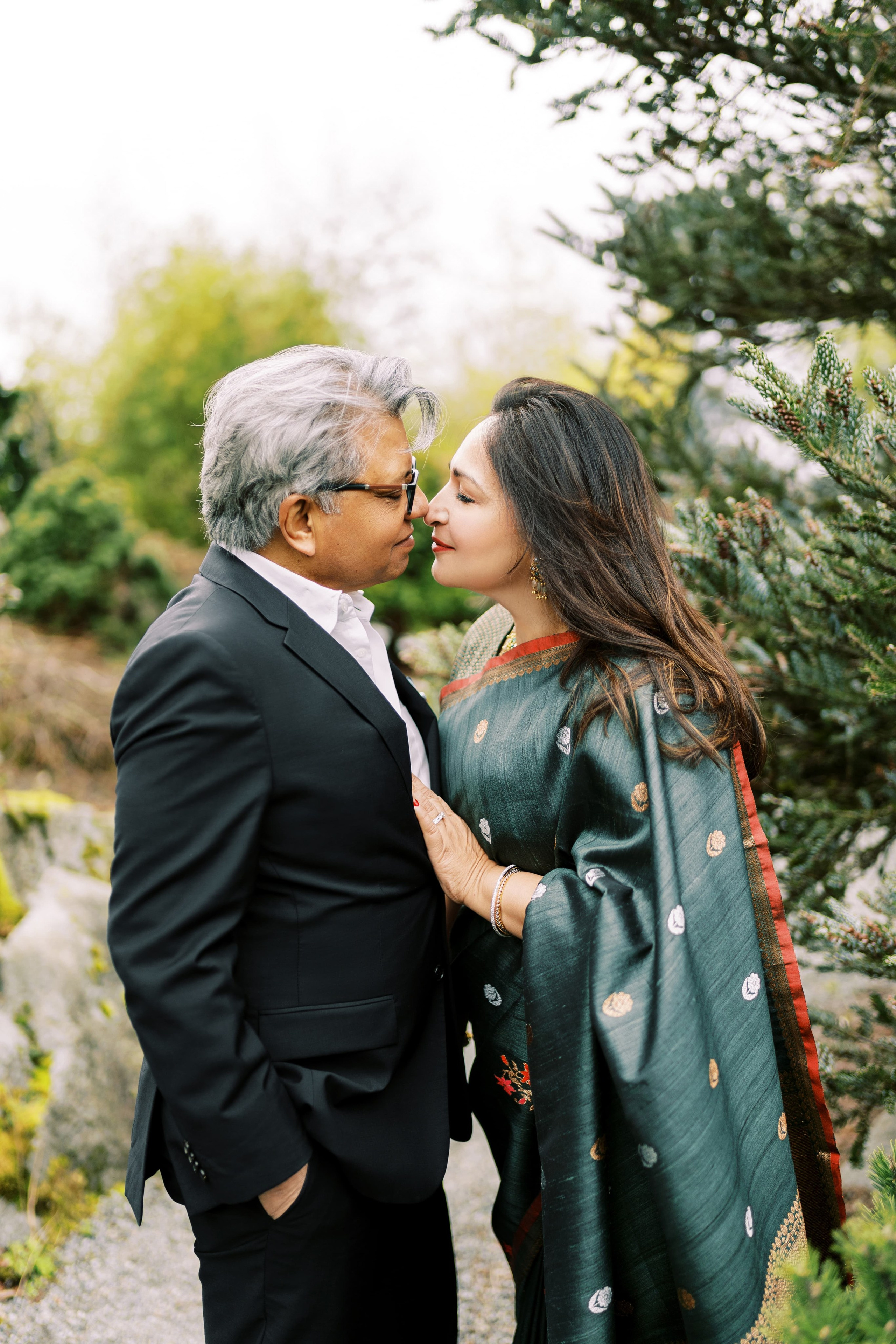 Family photoshoot at Bellevue Botanical Garden. March 2024. EVAN ARISTOV WEDDING PHOTOGRAPHY — Seattle Wedding Photographer