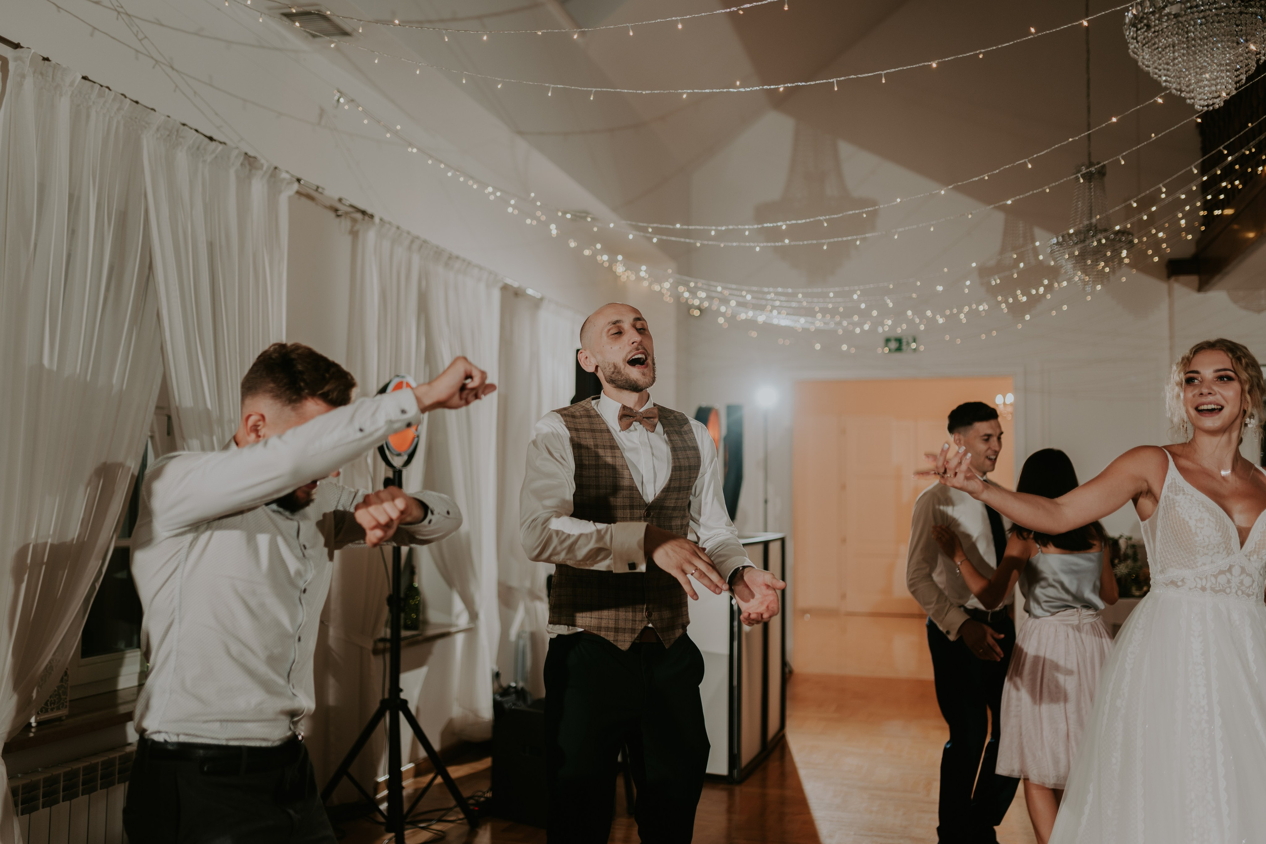 Dwór Wierzbno: plenerowy ślub pod wierzbą. Karkowskafoto - fotografia miłości