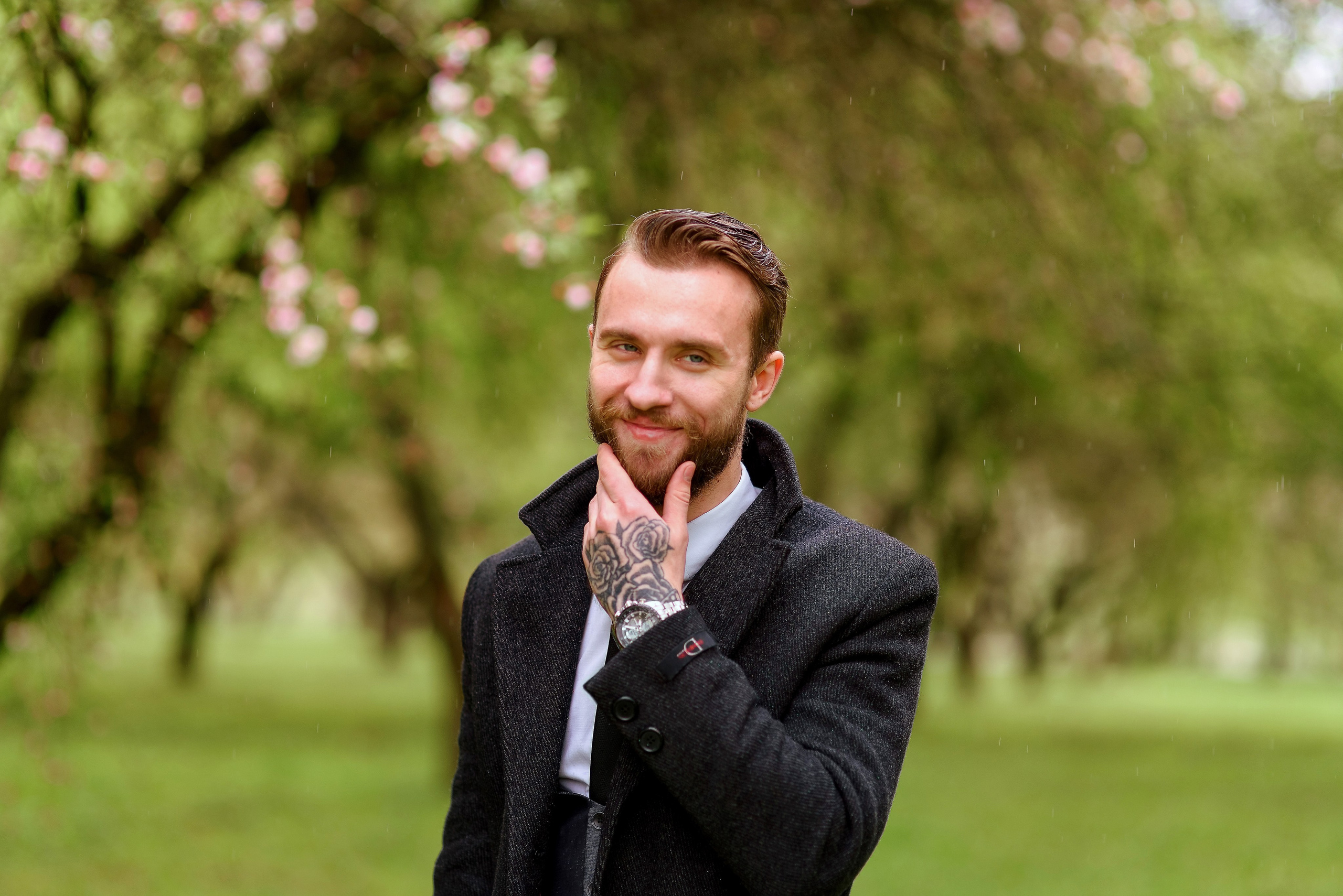 Свадебная прогулка в цветущем саду. Семейный фотограф и фотограф новорожденных в Вильнюсе Ирина Беленкевич