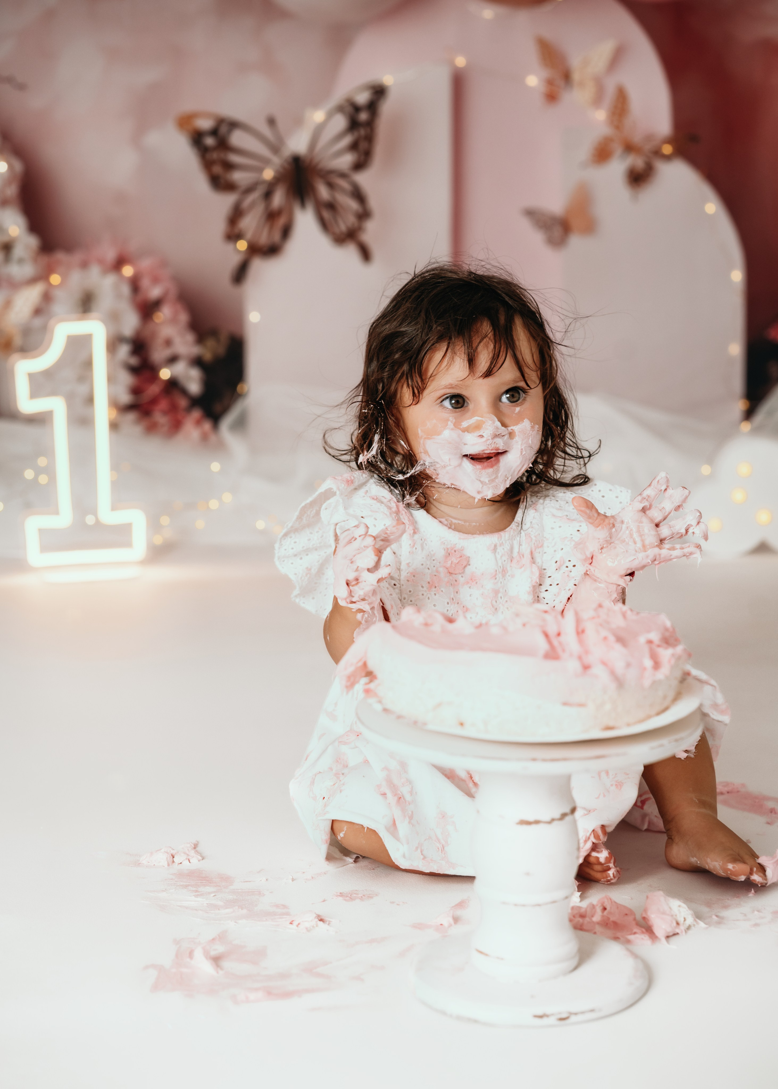 Cake smash slikanje devojčice sa dekoracijom od roze i zlatnih balona