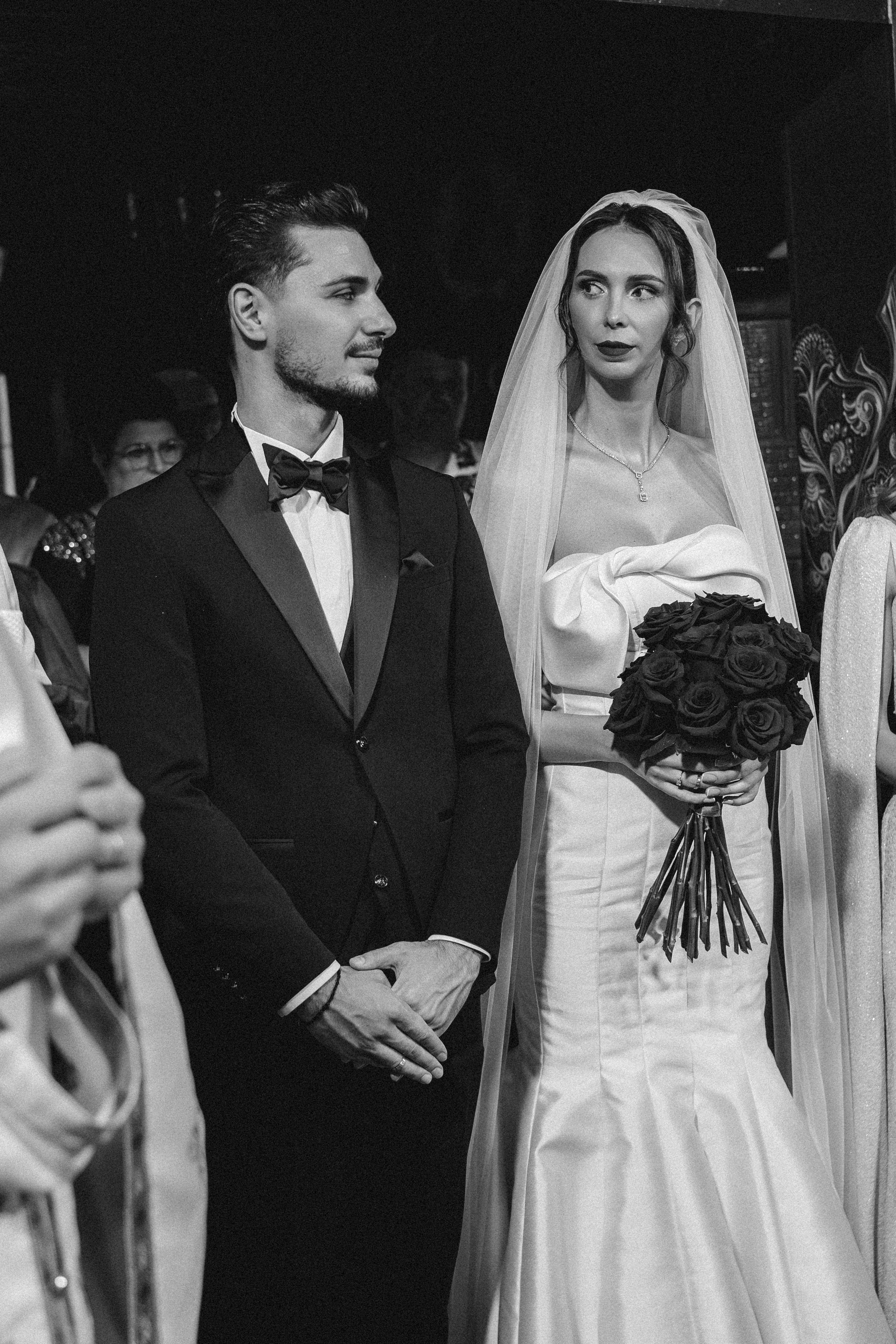 Anca și Dragoș ascultând rugăciunile de cununie, biserică din zona Bacău.