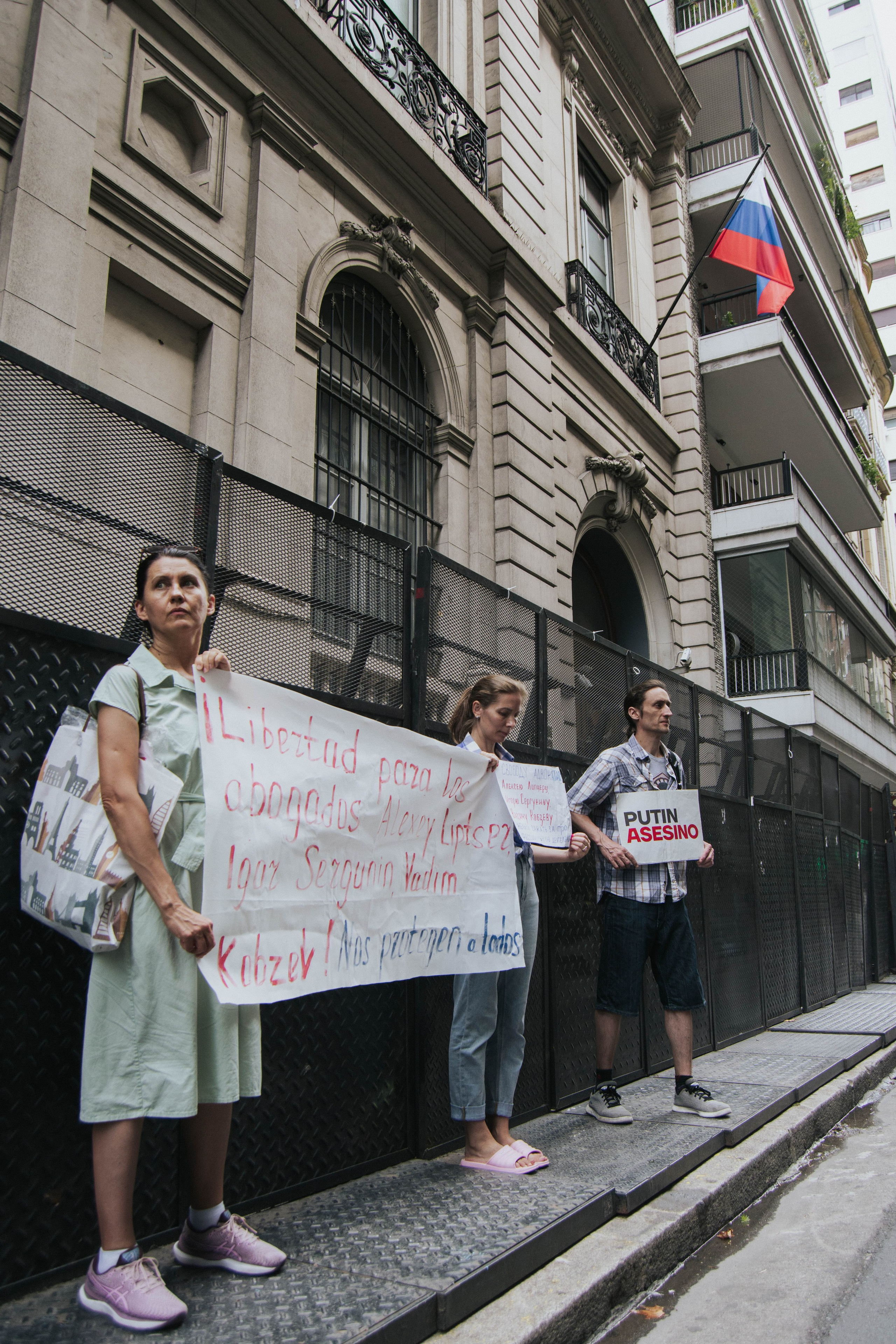 Picket in support of Navalny’s lawyers. Reportage. Buenos Aires. Photographer @elmirkami in the city of Buenos Aires