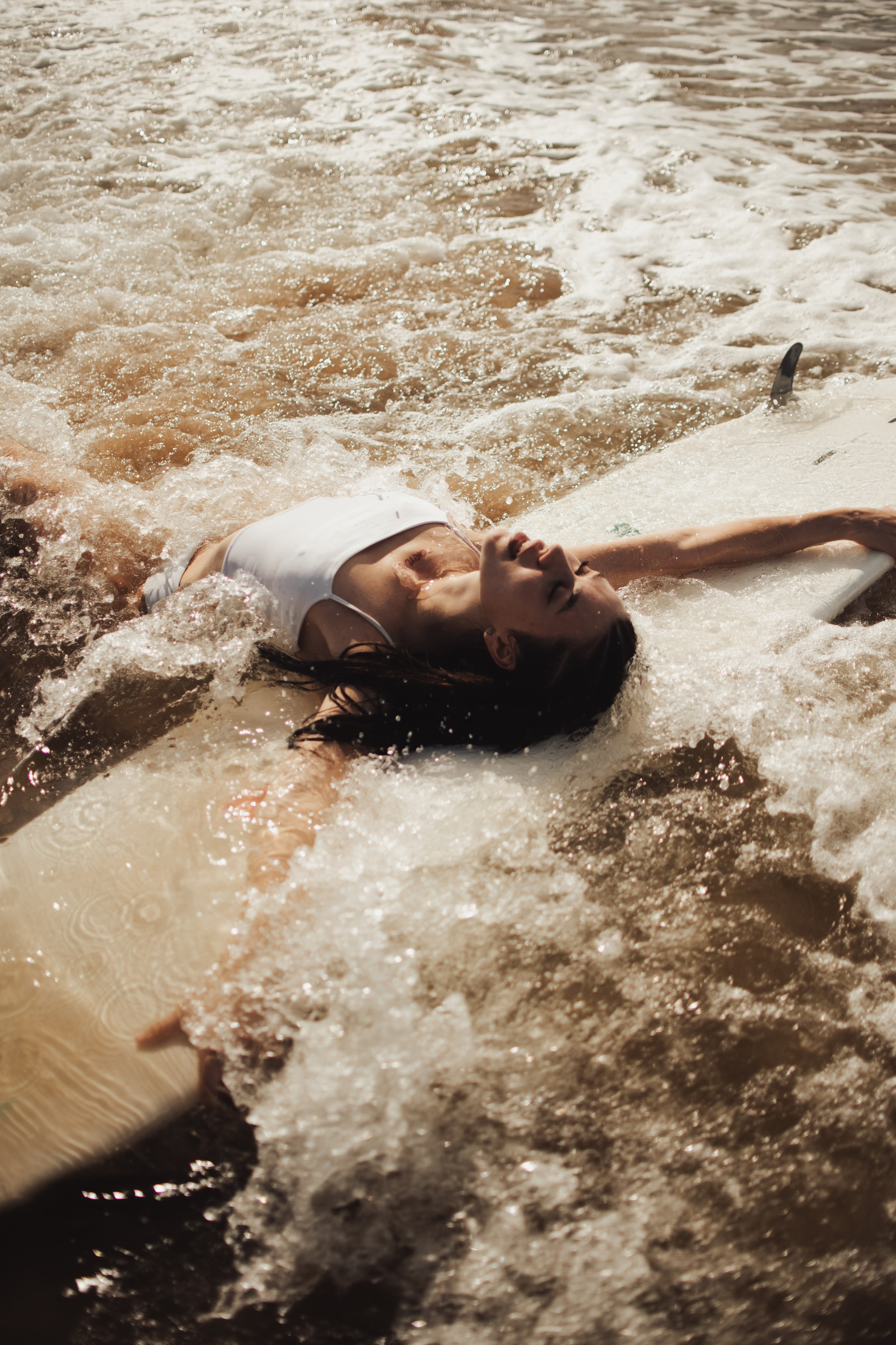 Photoshoot with a surfboard | Colour