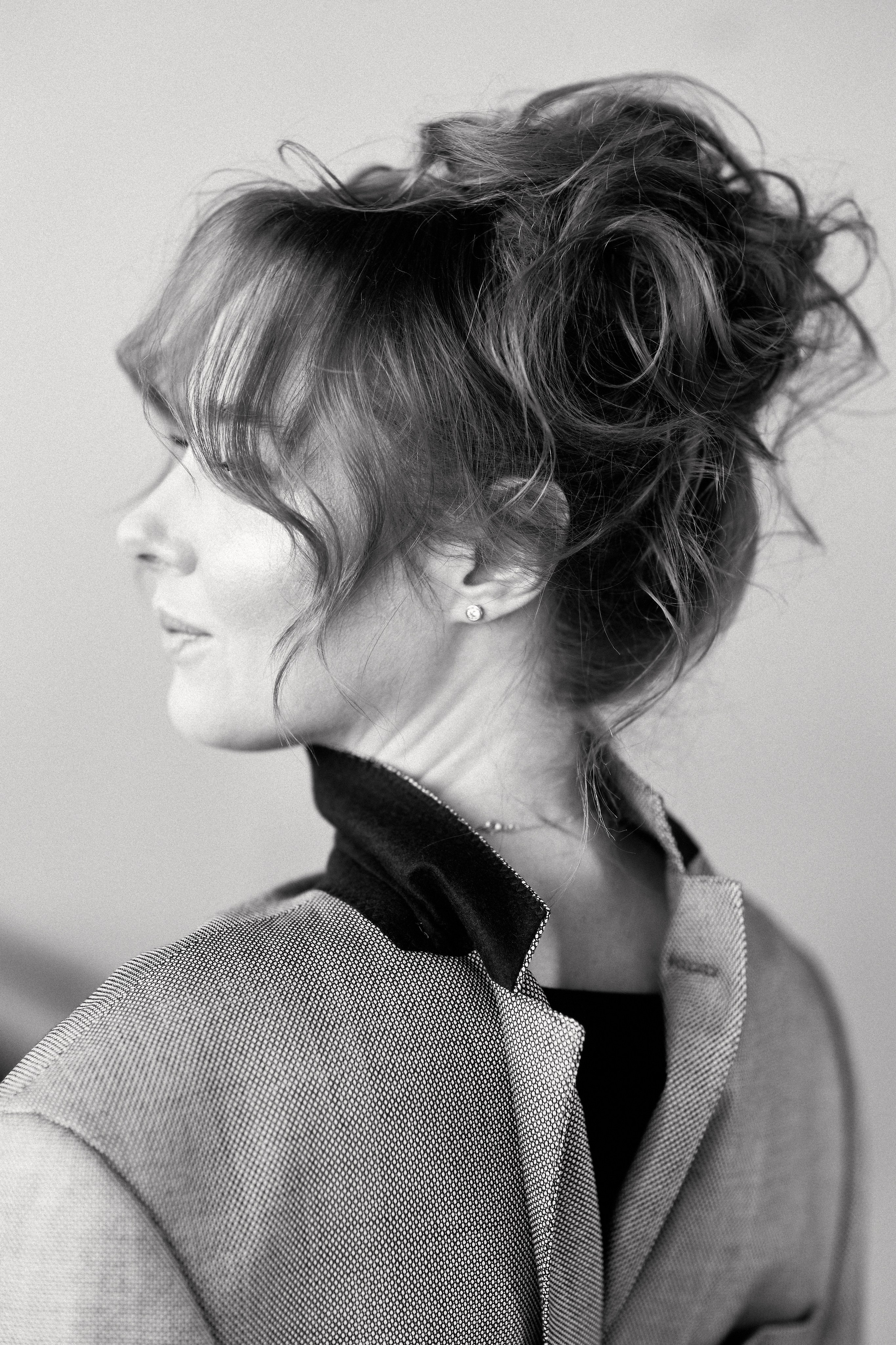 Сильный контраст света и тени на лице модели в черно-белом портрете