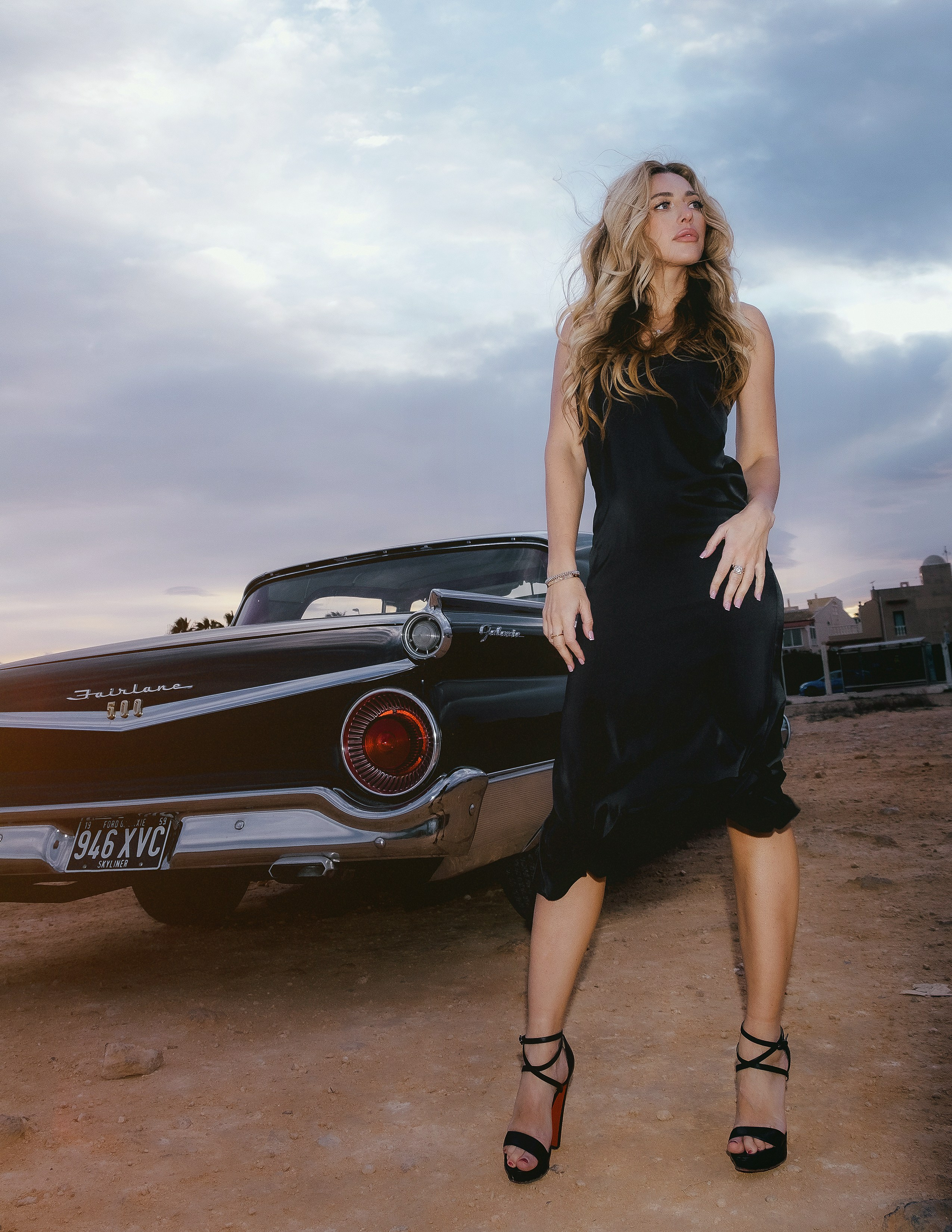 Элегантная съемка у моря с ретро автомобилем в Аликанте, Торревьеха — Фотограф Андрей Луковников