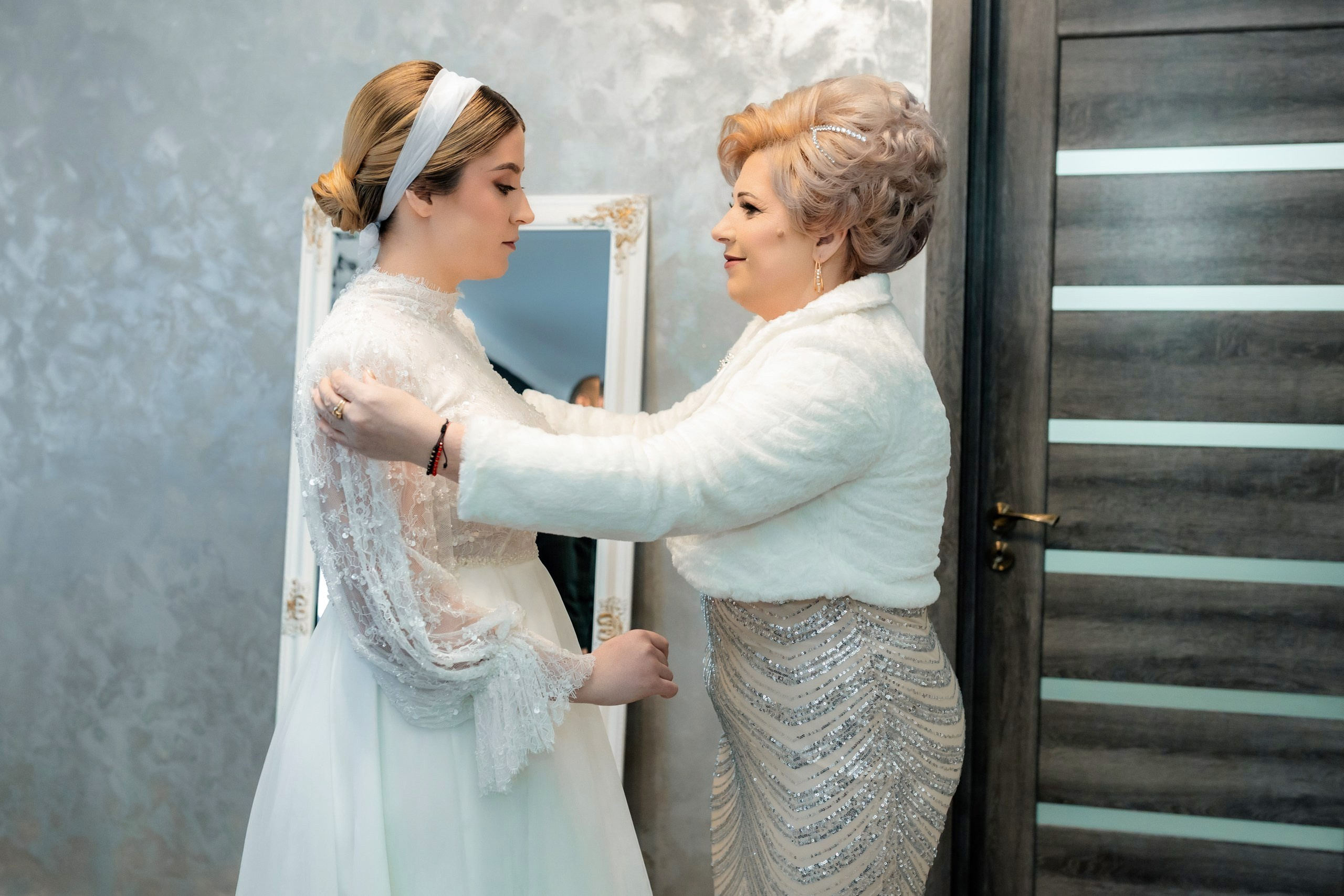 Fotograf nuntă Târgu Neamț – Samuel și Roxana, fotografie autentică realizată de AlinoFotoStudio 2. Fotograf nuntă Iași, Bacău, Suceava și Botoșani – Alin Chirilă surprinzând momente reale de nuntă 3. Fotografie de nuntă cu emoție și credință – AlinoFotoStudio, fotograf povestitor 4. Fotograf profesionist nuntă în Moldova – cadre naturale și pline de emoție 5. Alin Chirilă fotograf nuntă – poveste reală surprinsă prin fotografie 6. Fotograf nuntă cu stil documentar – momente autentice din ziua nunții Pregătiri mireasă acasă – fotografie naturală realizată de Alin Chirilă fotograf nuntă 8. Detalii din ziua nunții – fotograf nuntă Iași și Botoșani, AlinoFotoStudio 9. Emoții din dimineața nunții – fotograf profesionist Moldova 10. Cadre autentice din pregătiri – fotograf nuntă Suceava și Bacău Ceremonie religioasă nuntă – moment emoționant surprins de fotograf Alin Chirilă 12. Nuntă cu valori creștine – fotografie din biserică realizată cu discreție 13. Rugăciune și emoție în ziua nunții – fotograf nuntă Târgu Neamț 14. Legământ în fața lui Dumnezeu – fotografie de nuntă autentică 15. Fotograf nuntă biserică – momente sincere și pline de semnificație Petrecere de nuntă – cadre naturale realizate de AlinoFotoStudio 17. Bucurie și dans la nuntă – fotograf nuntă Iași și împrejurimi 18. Momente autentice de la restaurant – fotograf nuntă Bacău Suceava 19. Atmosferă de nuntă surprinsă discret – Alin Chirilă fotograf -AlinoFotoStudio – fotograf nuntă cu abordare naturală și emoțională 21. Alin Chirilă fotograf – povestitor prin fotografie de nuntă 22. Fotograf nuntă în Moldova – stil documentar și autentic 23. Fotografie de nuntă sinceră și elegantă – AlinoFotoStudio- Fotograf nuntă Iași Bacău Suceava Botoșani – Alin Chirilă AlinoFotoStudio 26. Fotograf nuntă Târgu Neamț și Moldova – fotografie profesională de eveniment 27. Fotograf nuntă cu valori creștine și stil documentar – AlinoFotoStudio - Alin Chirilă – AlinoFotoStudio Fotograf nuntă Iași • Bacău • Suceava • Botoșani - Samuel & Roxana, Târgu Neamț -Momente reale, trăite sincer și păstrate pentru totdeauna.