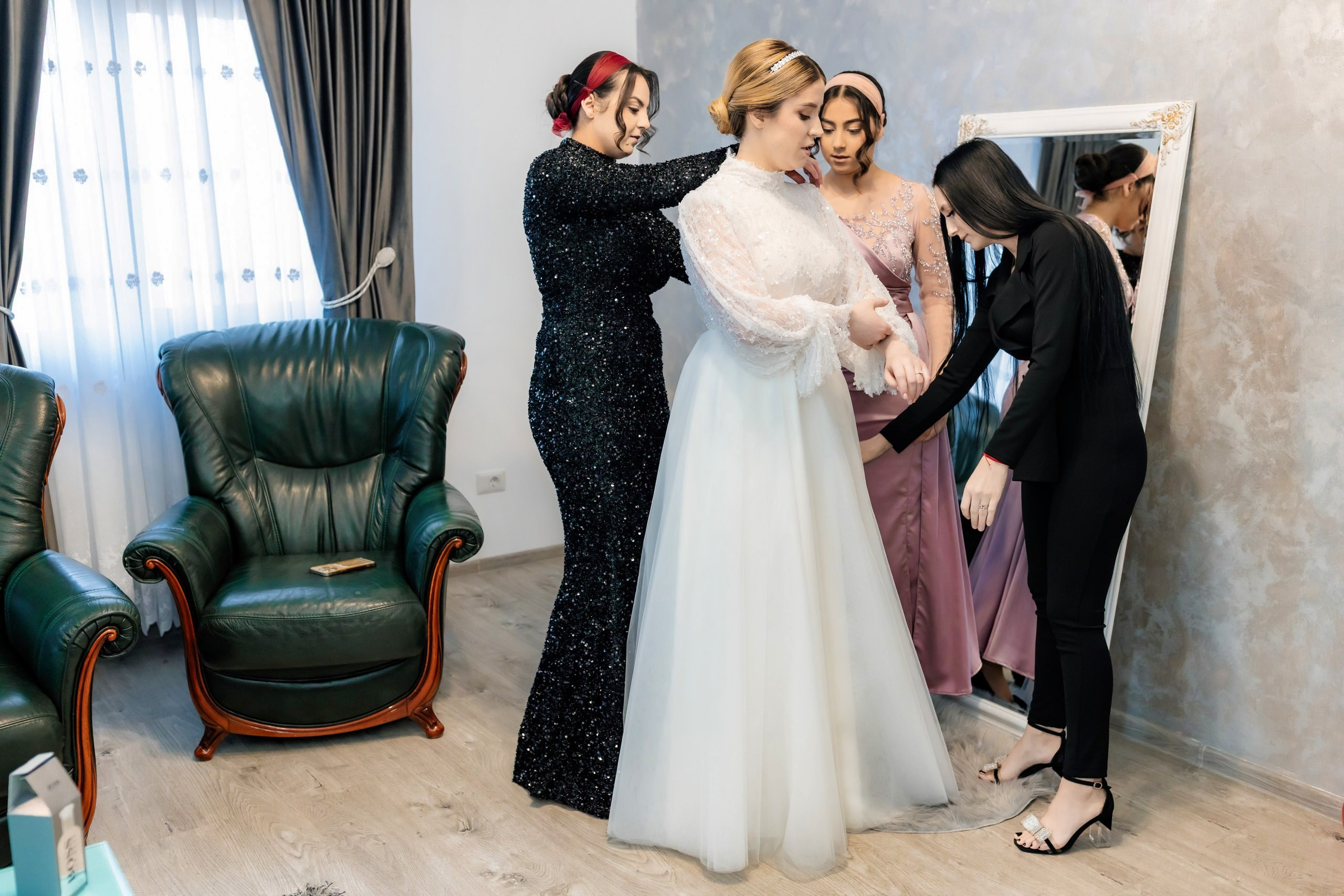 Fotograf nuntă Târgu Neamț – Samuel și Roxana, fotografie autentică realizată de AlinoFotoStudio 2. Fotograf nuntă Iași, Bacău, Suceava și Botoșani – Alin Chirilă surprinzând momente reale de nuntă 3. Fotografie de nuntă cu emoție și credință – AlinoFotoStudio, fotograf povestitor 4. Fotograf profesionist nuntă în Moldova – cadre naturale și pline de emoție 5. Alin Chirilă fotograf nuntă – poveste reală surprinsă prin fotografie 6. Fotograf nuntă cu stil documentar – momente autentice din ziua nunții Pregătiri mireasă acasă – fotografie naturală realizată de Alin Chirilă fotograf nuntă 8. Detalii din ziua nunții – fotograf nuntă Iași și Botoșani, AlinoFotoStudio 9. Emoții din dimineața nunții – fotograf profesionist Moldova 10. Cadre autentice din pregătiri – fotograf nuntă Suceava și Bacău Ceremonie religioasă nuntă – moment emoționant surprins de fotograf Alin Chirilă 12. Nuntă cu valori creștine – fotografie din biserică realizată cu discreție 13. Rugăciune și emoție în ziua nunții – fotograf nuntă Târgu Neamț 14. Legământ în fața lui Dumnezeu – fotografie de nuntă autentică 15. Fotograf nuntă biserică – momente sincere și pline de semnificație Petrecere de nuntă – cadre naturale realizate de AlinoFotoStudio 17. Bucurie și dans la nuntă – fotograf nuntă Iași și împrejurimi 18. Momente autentice de la restaurant – fotograf nuntă Bacău Suceava 19. Atmosferă de nuntă surprinsă discret – Alin Chirilă fotograf -AlinoFotoStudio – fotograf nuntă cu abordare naturală și emoțională 21. Alin Chirilă fotograf – povestitor prin fotografie de nuntă 22. Fotograf nuntă în Moldova – stil documentar și autentic 23. Fotografie de nuntă sinceră și elegantă – AlinoFotoStudio- Fotograf nuntă Iași Bacău Suceava Botoșani – Alin Chirilă AlinoFotoStudio 26. Fotograf nuntă Târgu Neamț și Moldova – fotografie profesională de eveniment 27. Fotograf nuntă cu valori creștine și stil documentar – AlinoFotoStudio - Alin Chirilă – AlinoFotoStudio Fotograf nuntă Iași • Bacău • Suceava • Botoșani - Samuel & Roxana, Târgu Neamț -Momente reale, trăite sincer și păstrate pentru totdeauna.