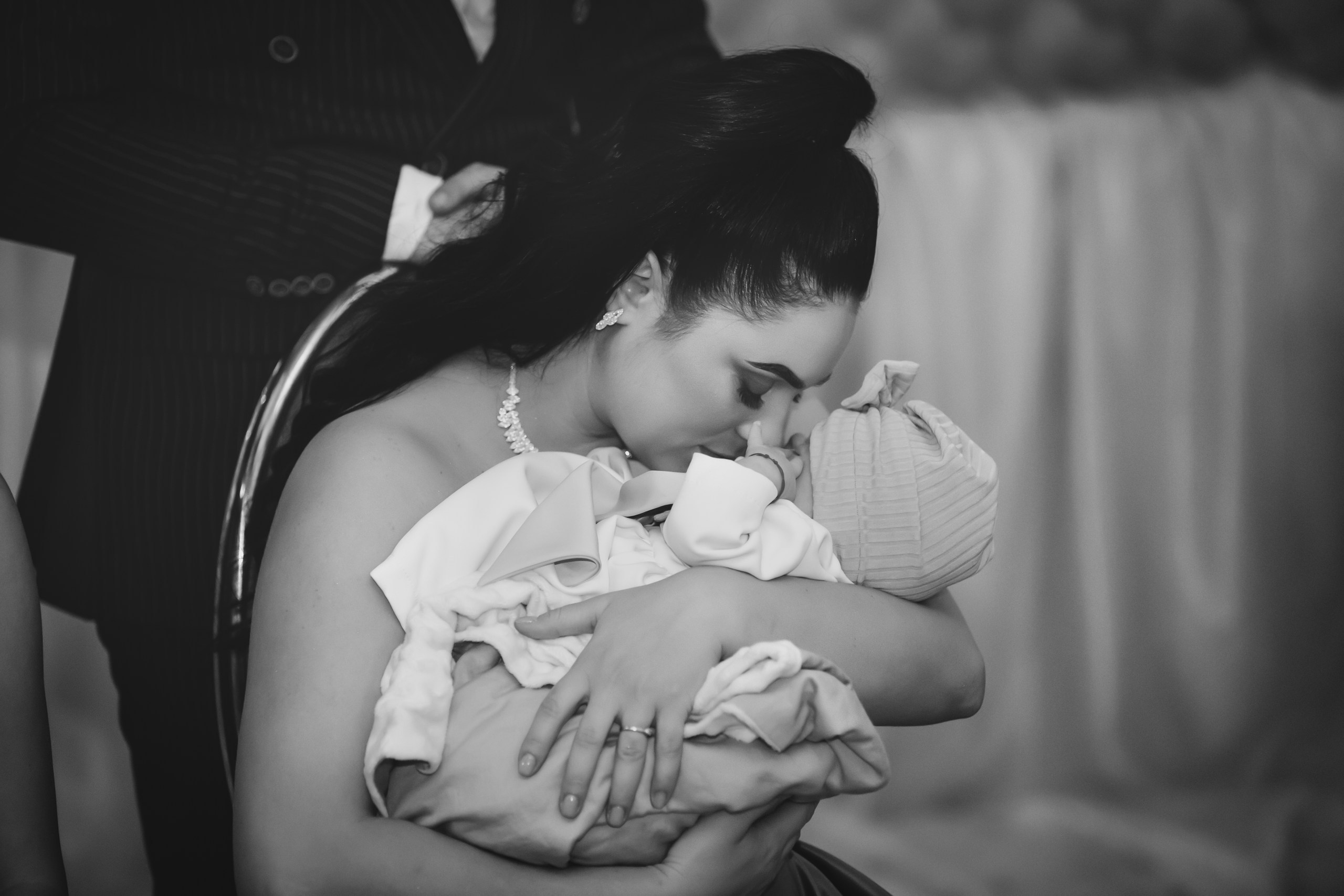 “Bebeluș botezat în biserică, ținut în brațe de nași” • “Detaliu cu lumânarea de botez decorată cu flori albe” • “Părinți emoționați alături de copilul lor la ceremonia de botez” • “Masa festivă de botez cu decor tematic și tort personalizat” • “Momentul în care preotul toarnă apă sfințită pe fruntea bebelușului” “Bebeluș în rochie albă de botez, zâmbind în brațele mamei” • “Detaliu cu cruciulița de botez așezată pe o pernă de satin” • “Părinți și nași aprinzând lumânările în timpul ceremoniei de botez” • “Tort de botez decorat cu figurine tematice și numele copilului” • “Copil botezat dormind liniștit în pătuțul decorat festiv” • “Momentul în care preotul binecuvântează copilul în fața altarului” • “Invitați adunându-se în jurul mesei festive la petrecerea de botez” • “Bebeluș ținând în mână o jucărie personalizată primită la botez” • “Familie fericită pozând împreună după ceremonia de botez” • “Decor tematic cu baloane și flori la locația petrecerii de botez” fotograf Botoșani fotograf evenimente fotograf botez Alin Chirila fotograf alinofotostudio,- Preotul ținându-l pe micuțul Mathias Gabriel la botez, în biserica Înălțarea Domnului, Copălău - Detalii de la botezul lui Mathias – lumânare, trusou și icoană - Familia lui Mathias Gabriel alături de micuț, în ziua botezului - Portret emoționant cu mama și bebelușul în brațe, în biserică,fotograf profesionist evenimente Botoșani, Iași, Suceava, Fălticeni, Bacău, Pașcani, Roman - AlinoFotoStudio by Alin Chirilă - servicii foto nuntă, botez, cununie, ședințe foto creative, albume personalizate, fotografii emoționante și calitative pentru cele mai importante momente din viață,fotograf nuntă Botoșani Alin Chirilă, ședință foto botez Iași - AlinoFotoStudio, servicii fotograf profesionist evenimente Suceava, fotograf cununie civilă Fălticeni - Alin Chirilă, album foto nuntă personalizat Bacău.“Bebeluș botezat în biserică, ținut în brațe de nași” • “Detaliu cu lumânarea de botez decorată cu flori albe” • “Părinți emoționați alături de copilul lor la ceremonia de botez” • “Masa festivă de botez cu decor tematic și tort personalizat” • “Momentul în care preotul toarnă apă sfințită pe fruntea bebelușului” “Bebeluș în rochie albă de botez, zâmbind în brațele mamei” • “Detaliu cu cruciulița de botez așezată pe o pernă de satin” • “Părinți și nași aprinzând lumânările în timpul ceremoniei de botez” • “Tort de botez decorat cu figurine tematice și numele copilului” • “Copil botezat dormind liniștit în pătuțul decorat festiv” • “Momentul în care preotul binecuvântează copilul în fața altarului” • “Invitați adunându-se în jurul mesei festive la petrecerea de botez” • “Bebeluș ținând în mână o jucărie personalizată primită la botez” • “Familie fericită pozând împreună după ceremonia de botez” • “Decor tematic cu baloane și flori la locația petrecerii de botez” fotograf Botoșani fotograf evenimente fotograf botez Alin Chirila fotograf alinofotostudio.fotograf botez Amelis Maria, fotografie botez Botoșani, fotograf Alin Chirilă, amintiri botez, fotografii botez, botez Amelis Maria, fotograf copii, fotografie botez în Botoșani,