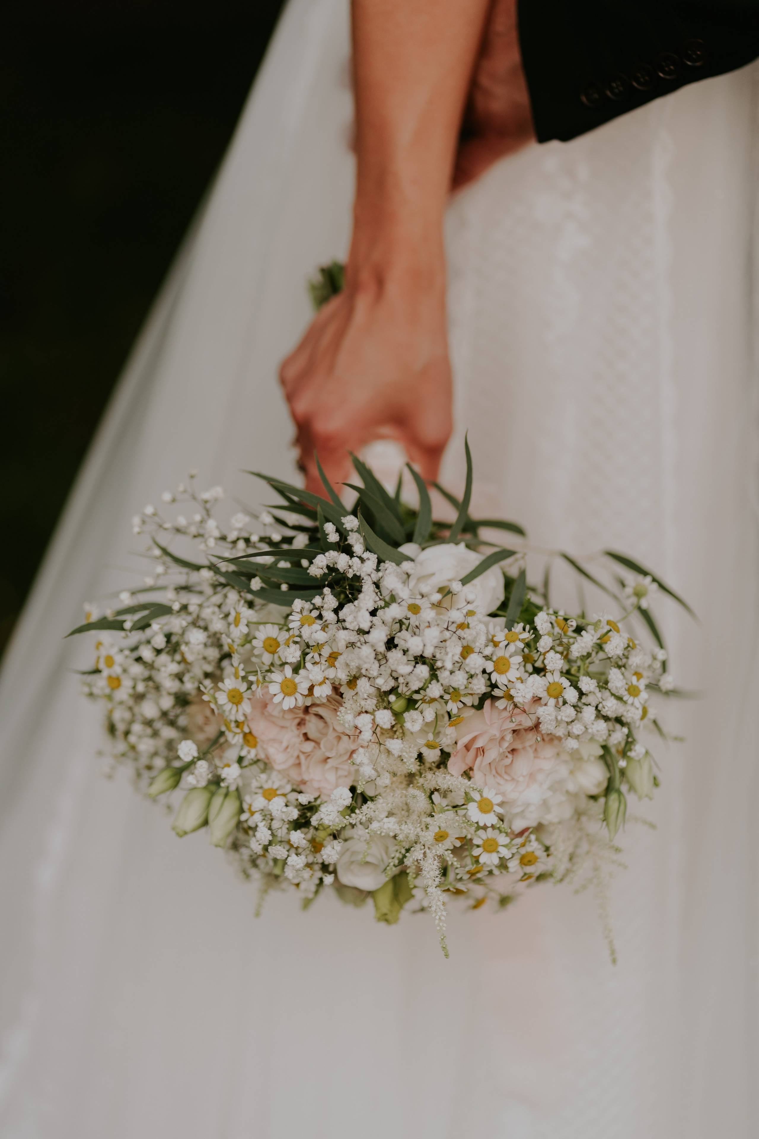 Dwór Wierzbno: plenerowy ślub pod wierzbą. Karkowskafoto - fotografia miłości