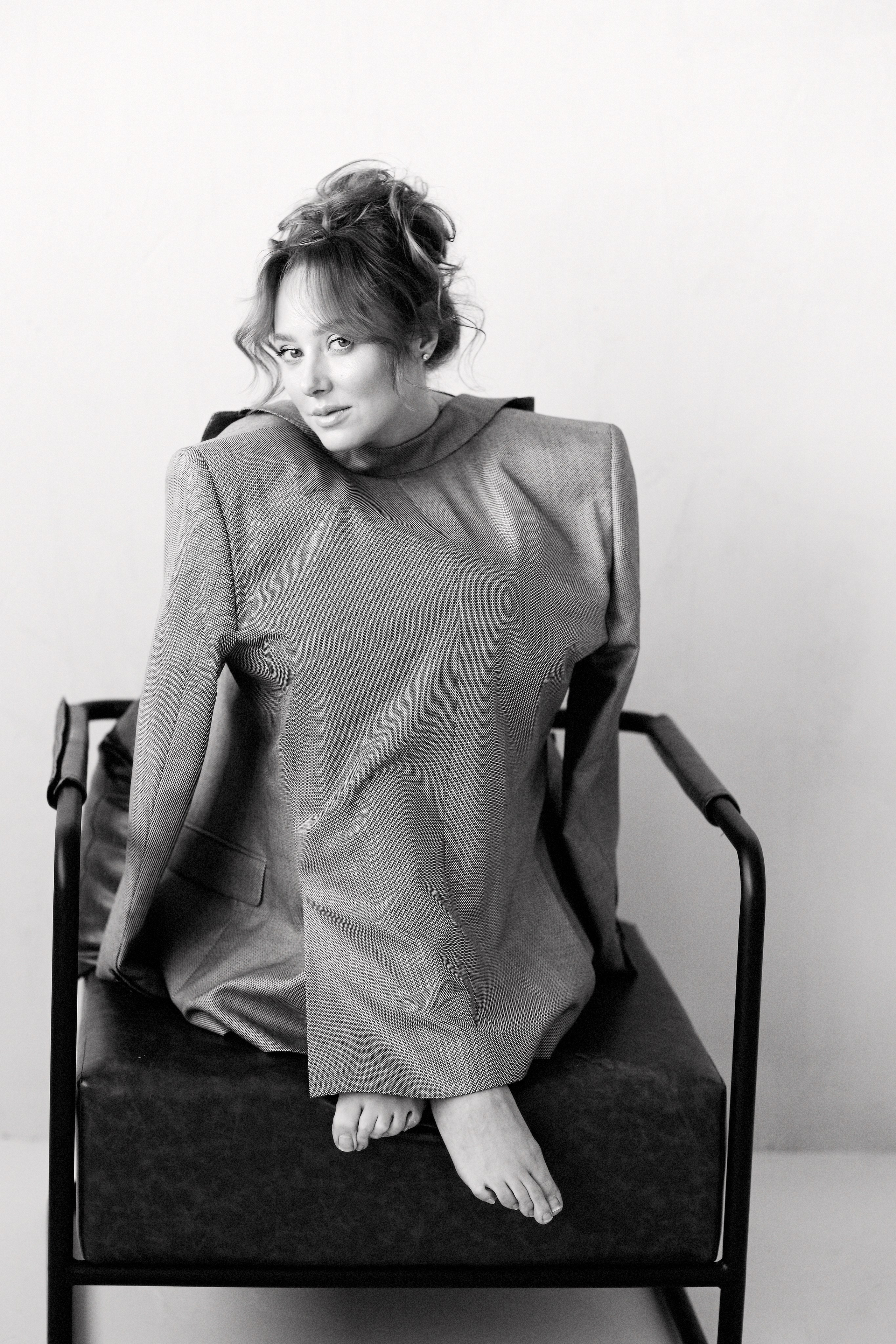 Уникальность черно-белого портрета в мужском пиджак. Валерия Вартанова. Фотограф