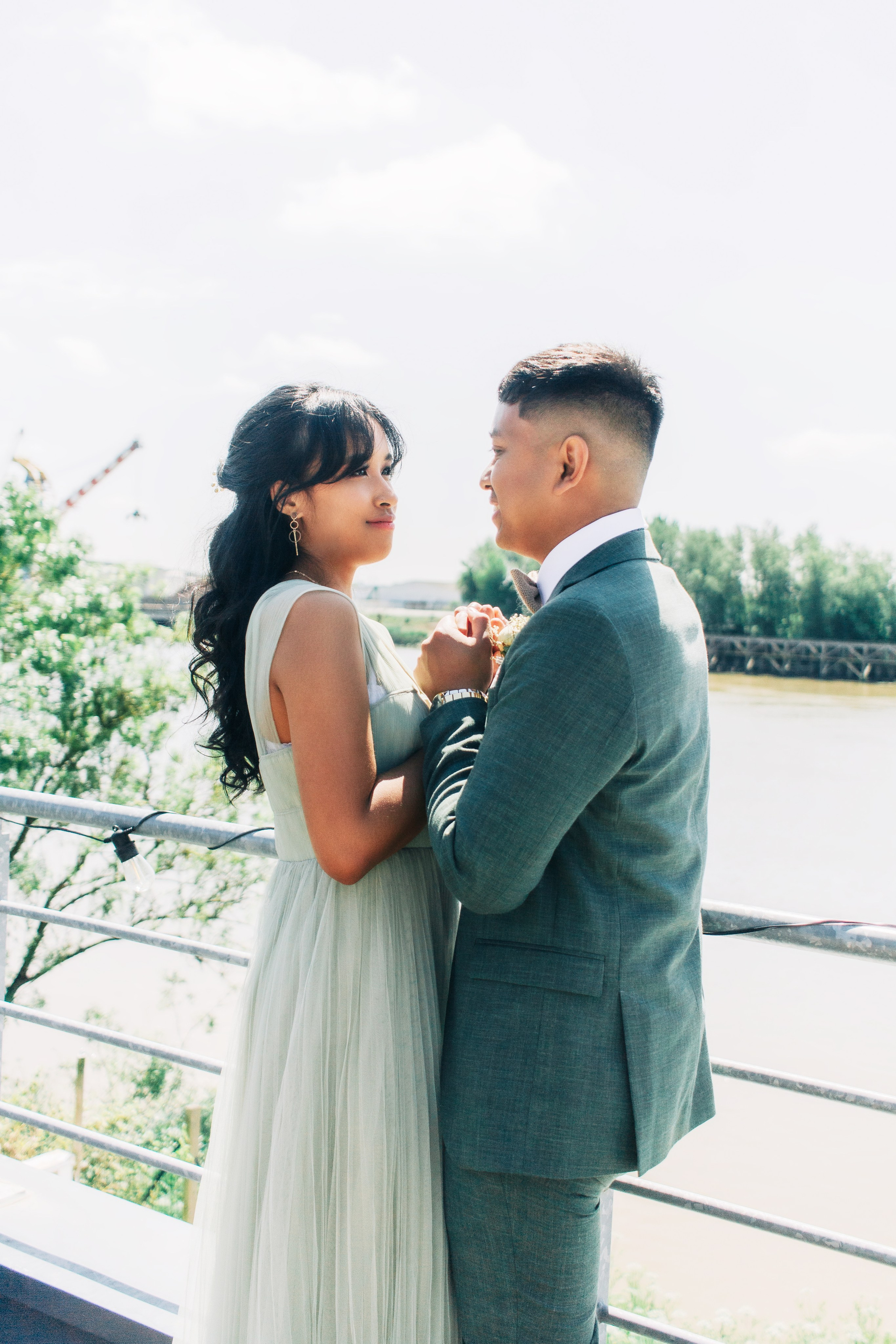 Mariage de Ny & Hasina vue la Loire. Photographe professionnelle à Poitiers, Tours et Châtellerault | Studio photo entre Poitiers et Tours – portraits, familles, entreprises, ma