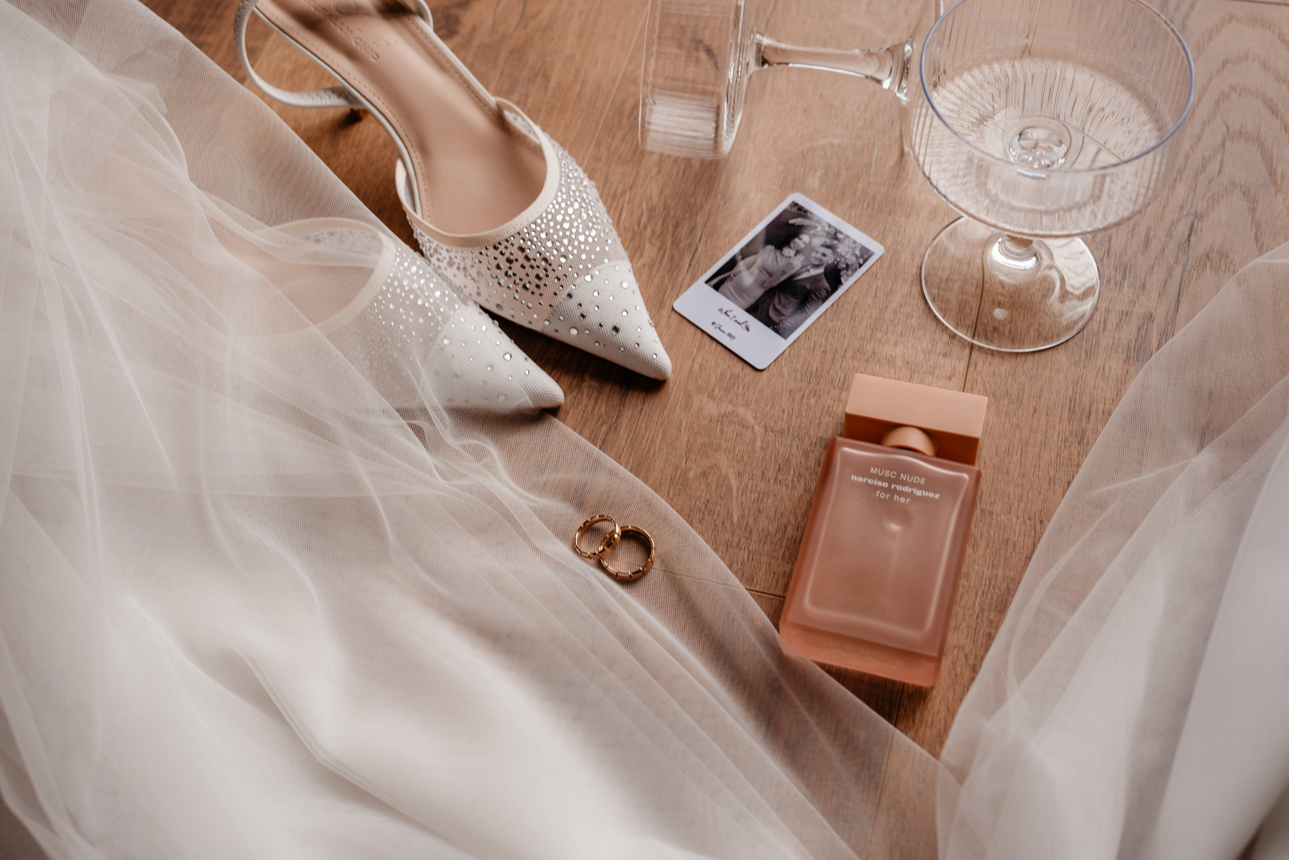 Compoziție artistică cu elementele miresei în dimineața nunții la munte.