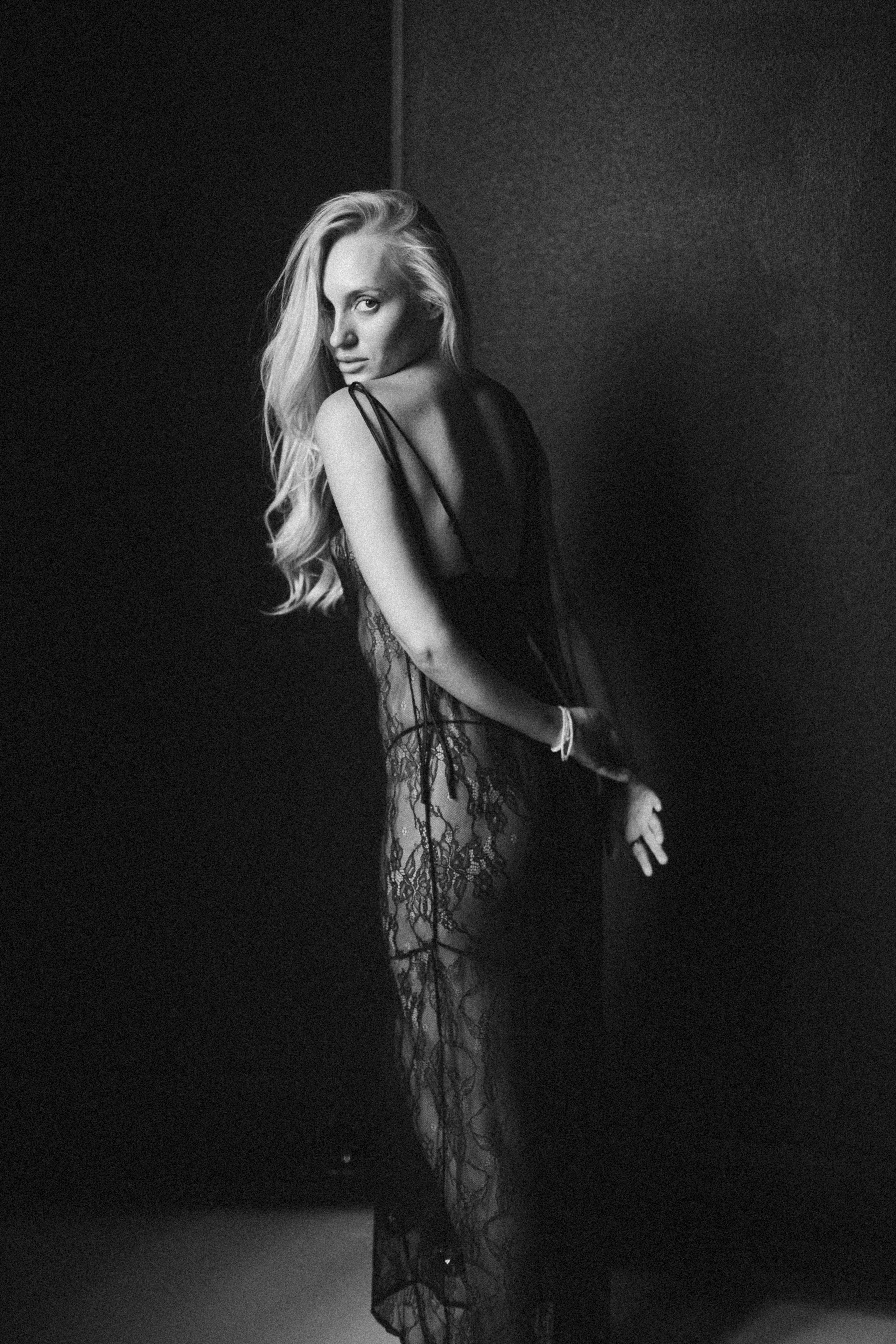 Individual photoshoot of a woman in a studio in Vilnius.