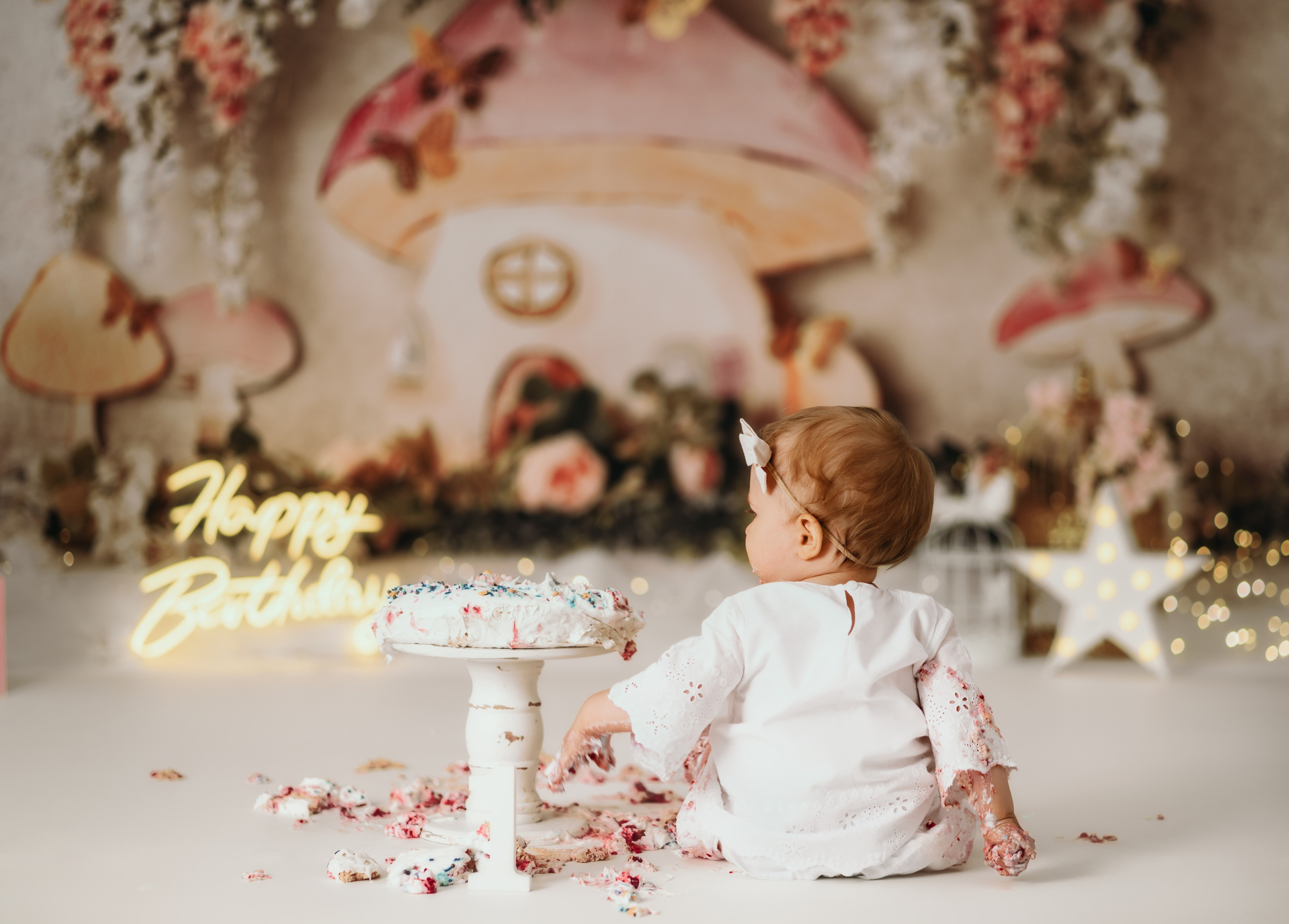 Cake smash fotografisanje devojčice u bajkovitoj temi sa lampicama