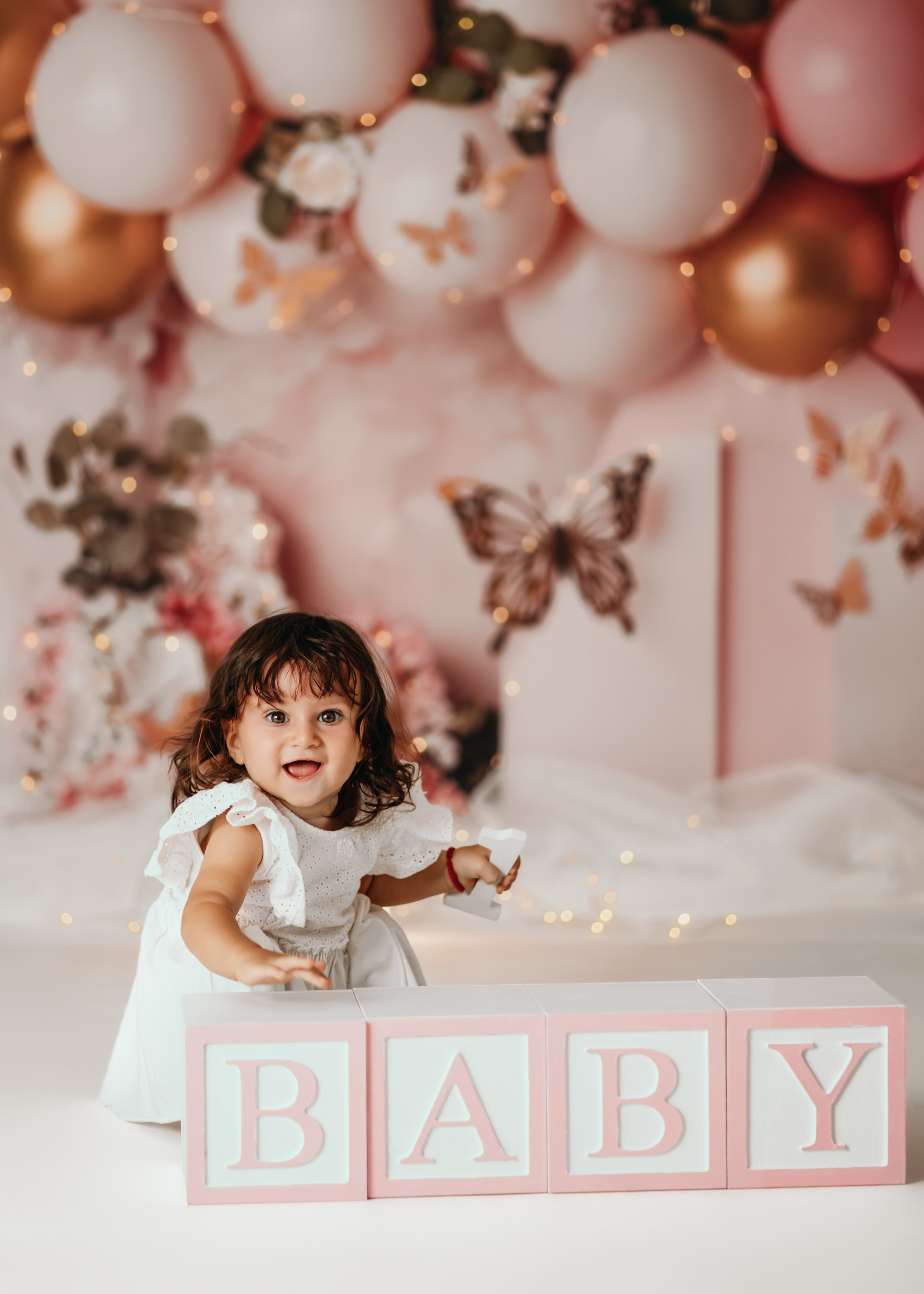 Prvi rođendan Beograd – slikanje bebe u roze dekoraciji sa tortom i lampicama