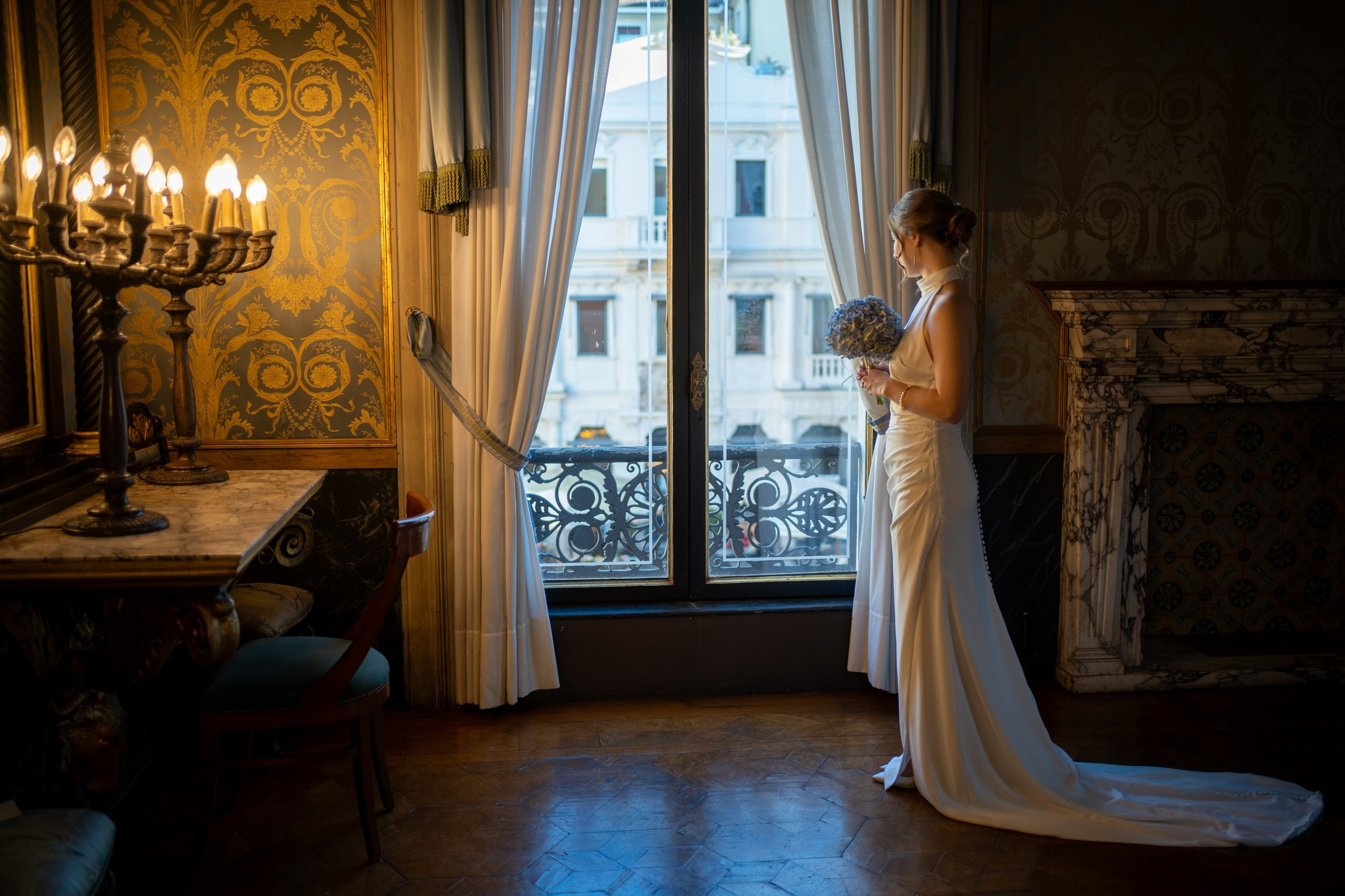 Wedding at Caffè Pedrocchi, Padua. El Velo Blanco I Wedding Photographers