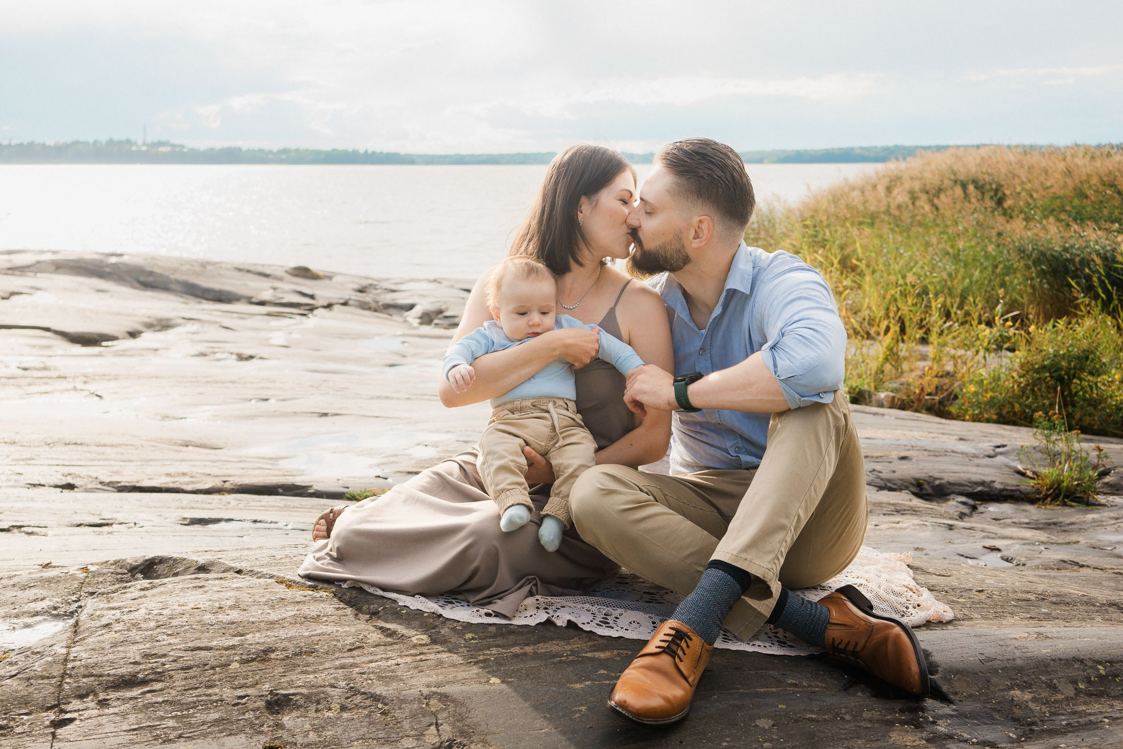 Perhekuvaus Munkkiniemen rannalla – aurinko sateen jälkeen