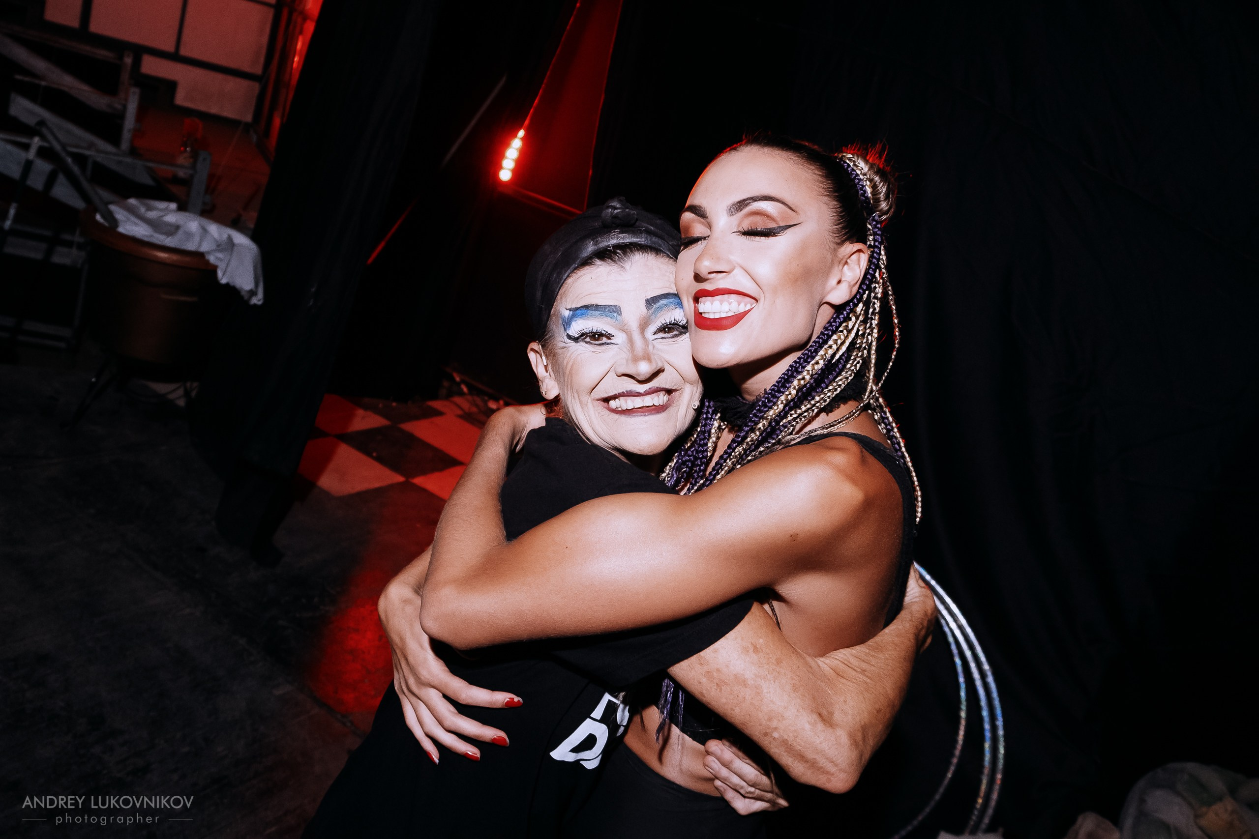 Sesión de fotos entre bastidores en El Circo Encantado: la vida de los artistas tras bambalinas