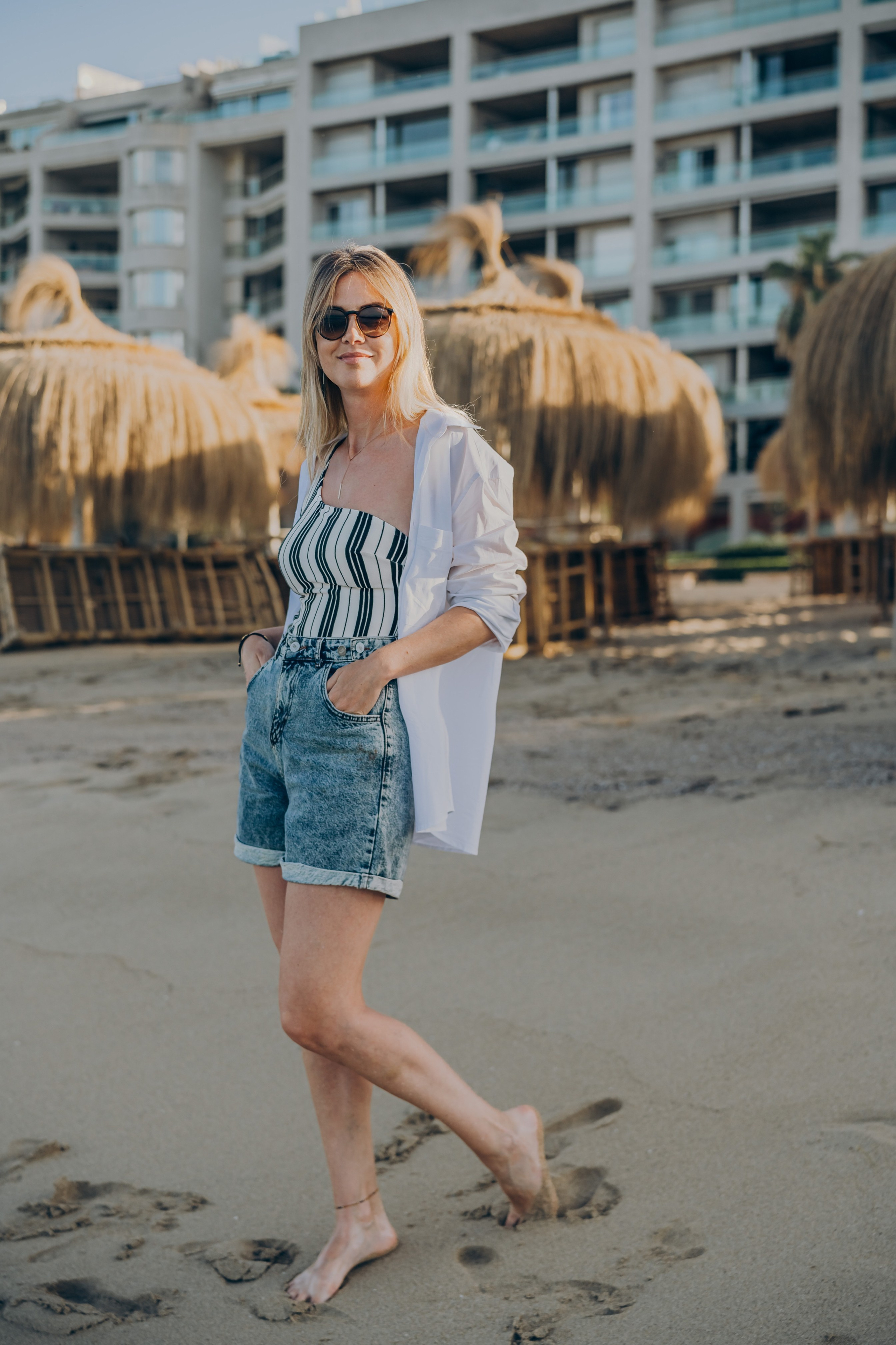 Jul on the beach in the morning. Фотограф у Пальма де Майорка