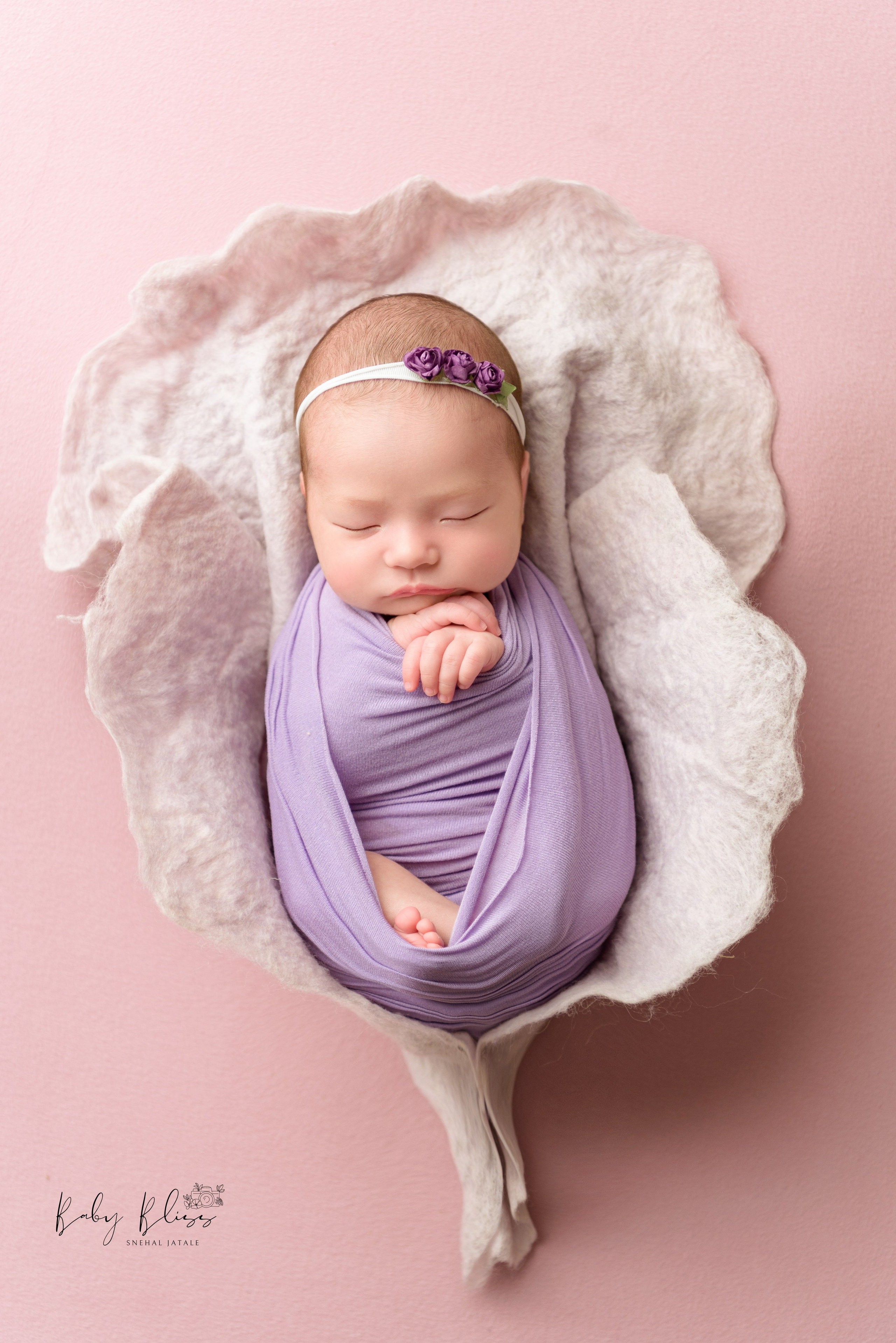 Best newborn photographer in Doha, Qatar. Best infant photoshoot in Doha, Qatar. Newborn photo session in Doha Qatar, baby, sitter, cake smash, pre-birthday, maternity, family photographer in Doha, Qatar
