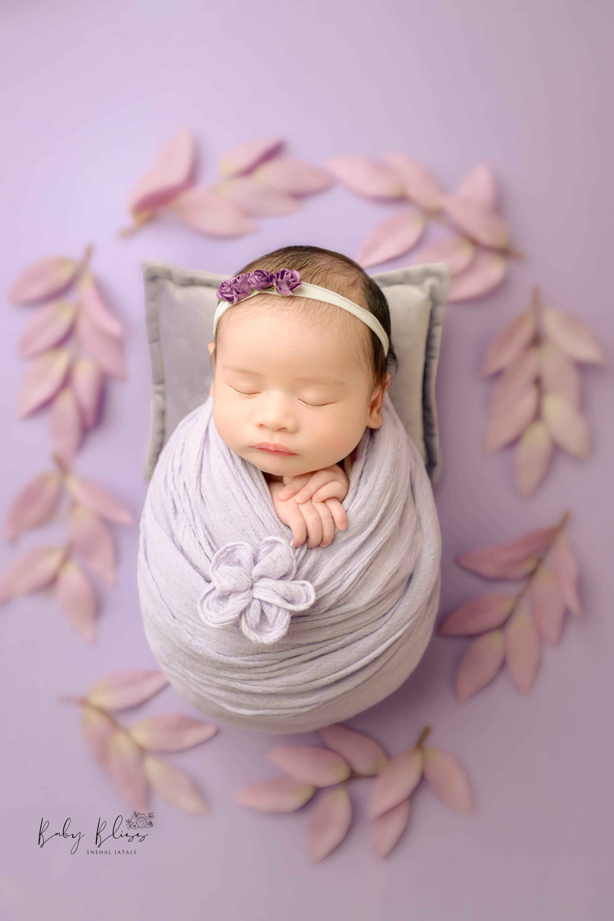 Best newborn photographer in Doha, Qatar. Best infant photoshoot in Doha, Qatar. Newborn photo session in Doha Qatar, baby, sitter, cake smash, pre-birthday, maternity, family photographer in Doha, Qatar