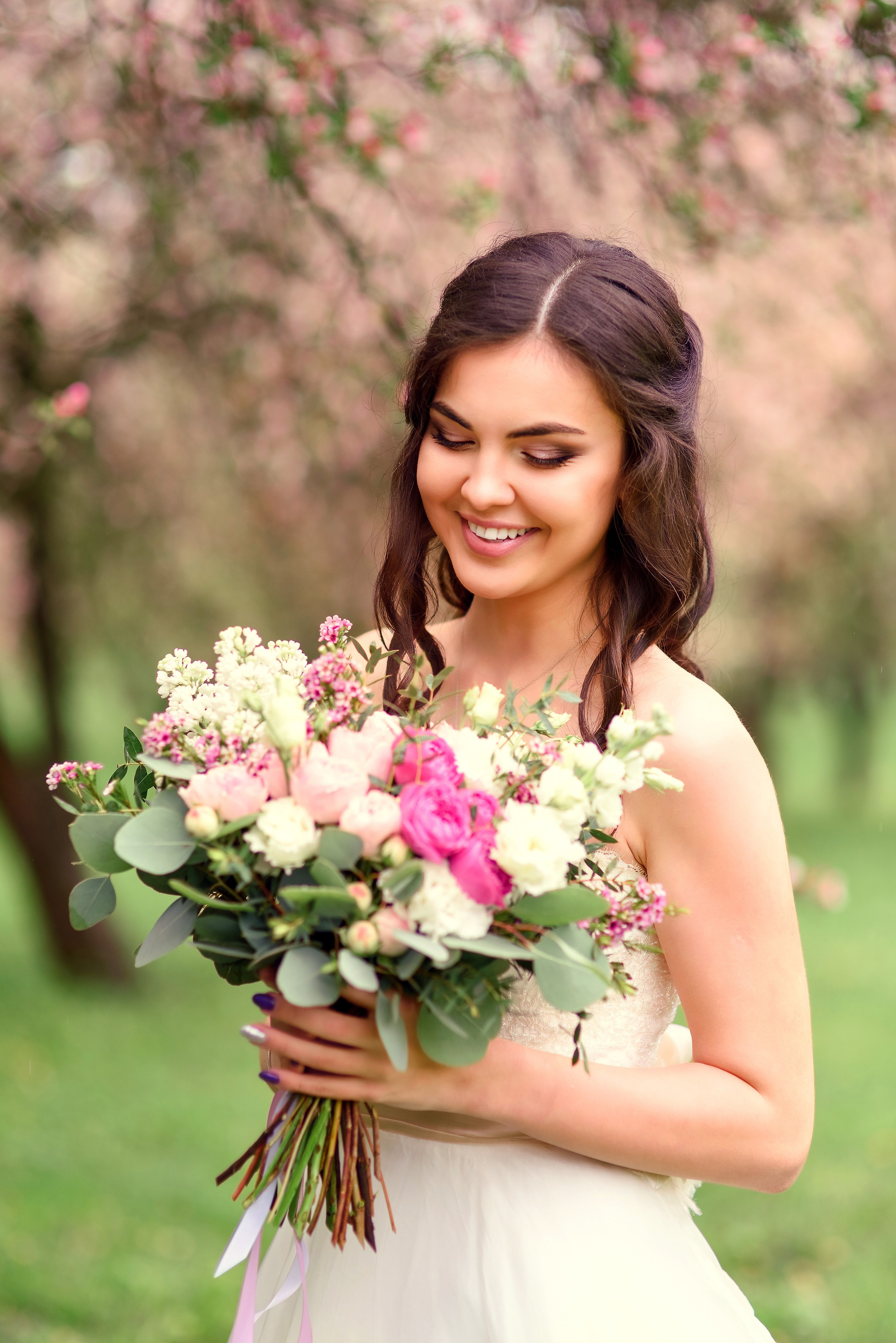 Свадебная прогулка в цветущем саду. Семейный фотограф и фотограф новорожденных в Вильнюсе Ирина Беленкевич