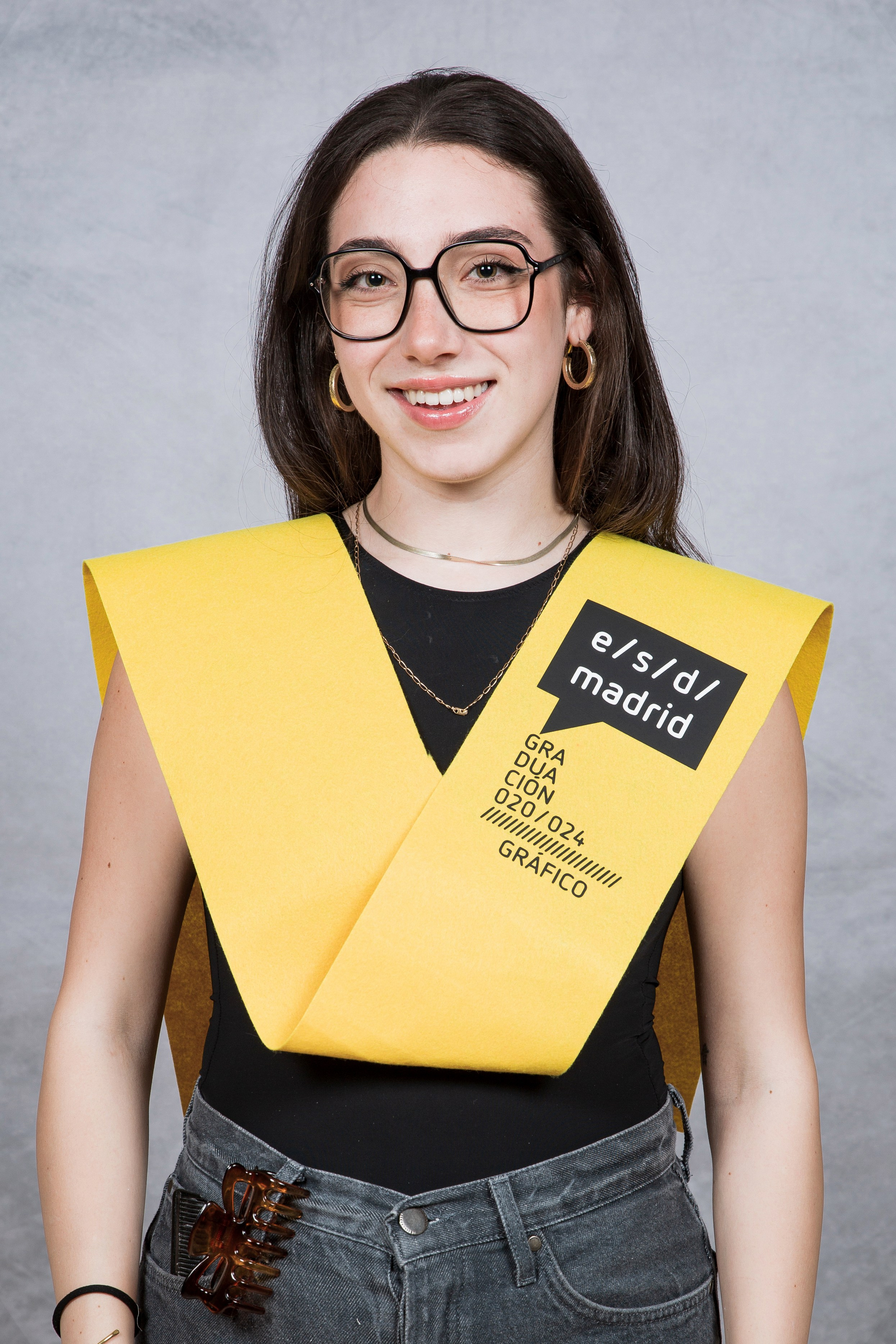 Fotografía escolar profesional en Madrid, Fotógrafo escolar capturando momentos en el aula, Reportaje de fotografía escolar para graduaciones y fin de curso, Fotos de alumnos en colegios y academias, Paquetes de fotografía escolar personalizados para cada centro, Fotografía de actividades escolares y eventos educativos, Fotografía de concursos y actividades escolares, Foto de grupo de estudiantes con uniforme escolar, Sesión de fotos para recuerdos escolares, Orlas de graduación para colegios institutos y universidades, Orlas escolares online y personalizadas, Orla de fin de curso con diseño profesional, Fotografía para orlas creativas y originales, Alumno sosteniendo su orla de graduación, Orlas infantiles con diseños divertidos y coloridos, Orlas de bachillerato con fotos profesionales, Visitas virtuales para colegios y escuelas, Tour virtual educativo para instituciones académicas, Carpeta de fotografías escolares personalizadas, Entrega de premios en concurso de fotografía escolar, Fotografía documental escolar momentos en clase y recreo, Taller de fotografía escolar para estudiantes