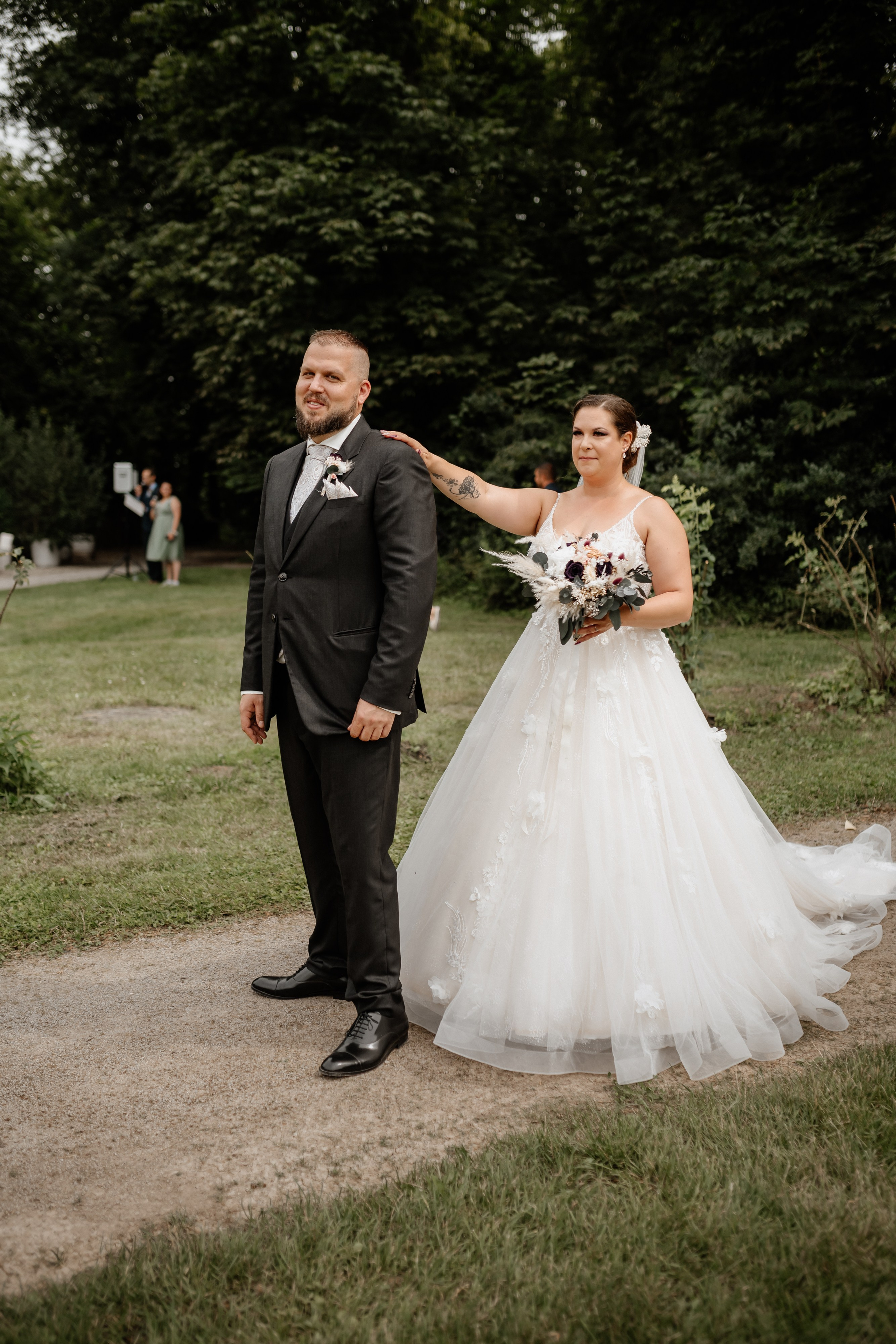 rautpaar küsst sich vor Schloss Weikersheim – Märchenhafte Kulisse für eine Traumhochzeit