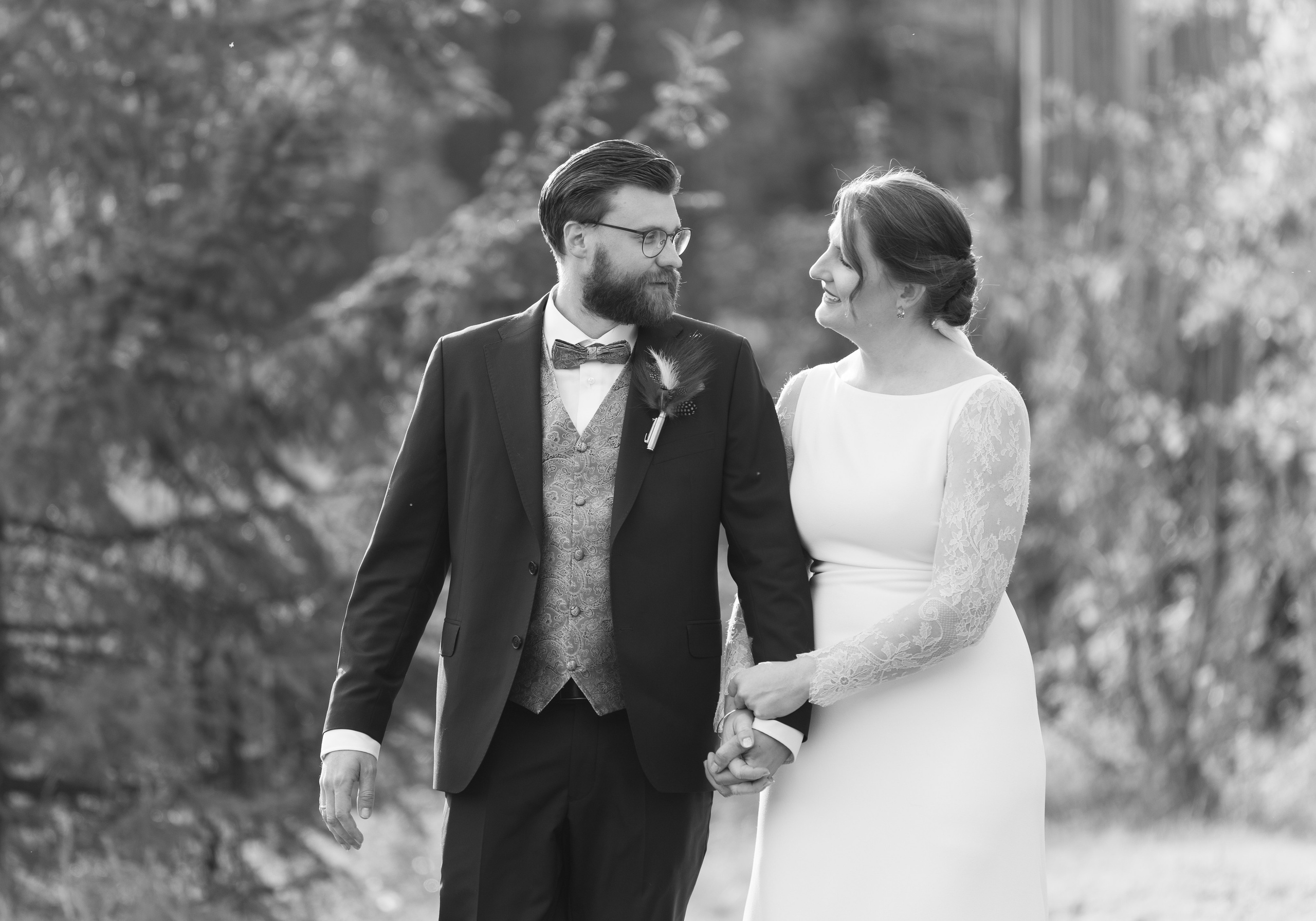 Det vakre brudeparet går ved siden av hverandre og ser på hverandre en sensommerdag