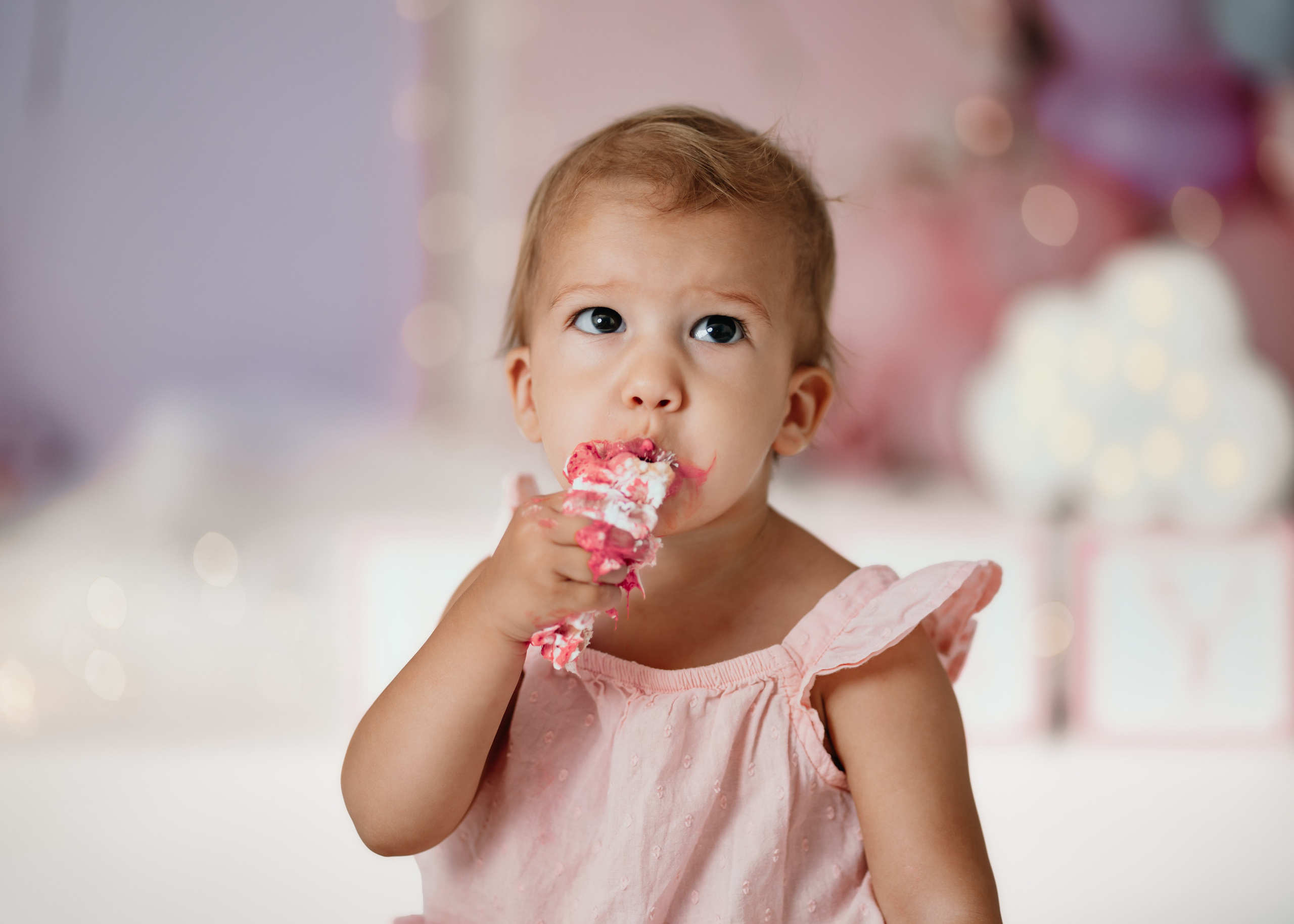 Prvi rođendan Beograd – beba pored torte u pastelnoj scenografiji