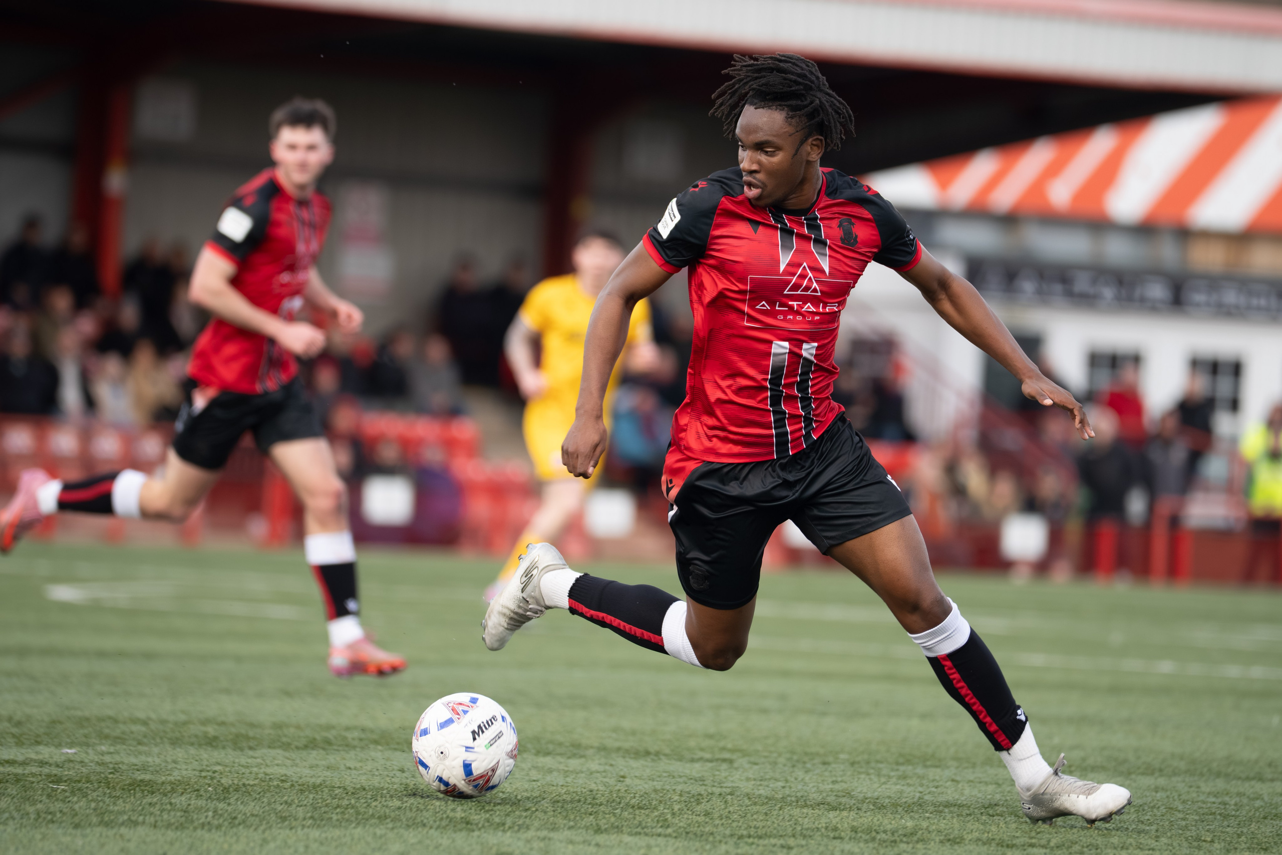 Tamworth, England — February 14, 2026: Tamworth’s Daniel Isichei carries the ball during the Enterprise National League match between Tamworth and Aldershot Town at The Lamb Ground. Photo: Jay Soundo