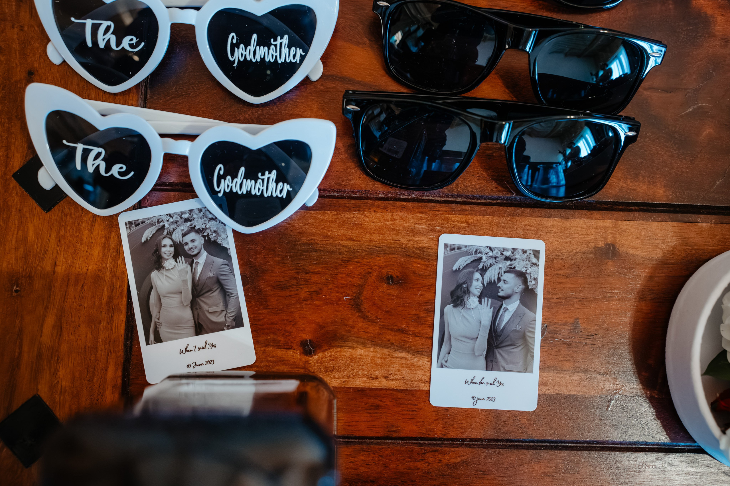 Accesorii photo booth și fotografii polaroid la nunta Ancăi și a lui Dragoș, Bacău.