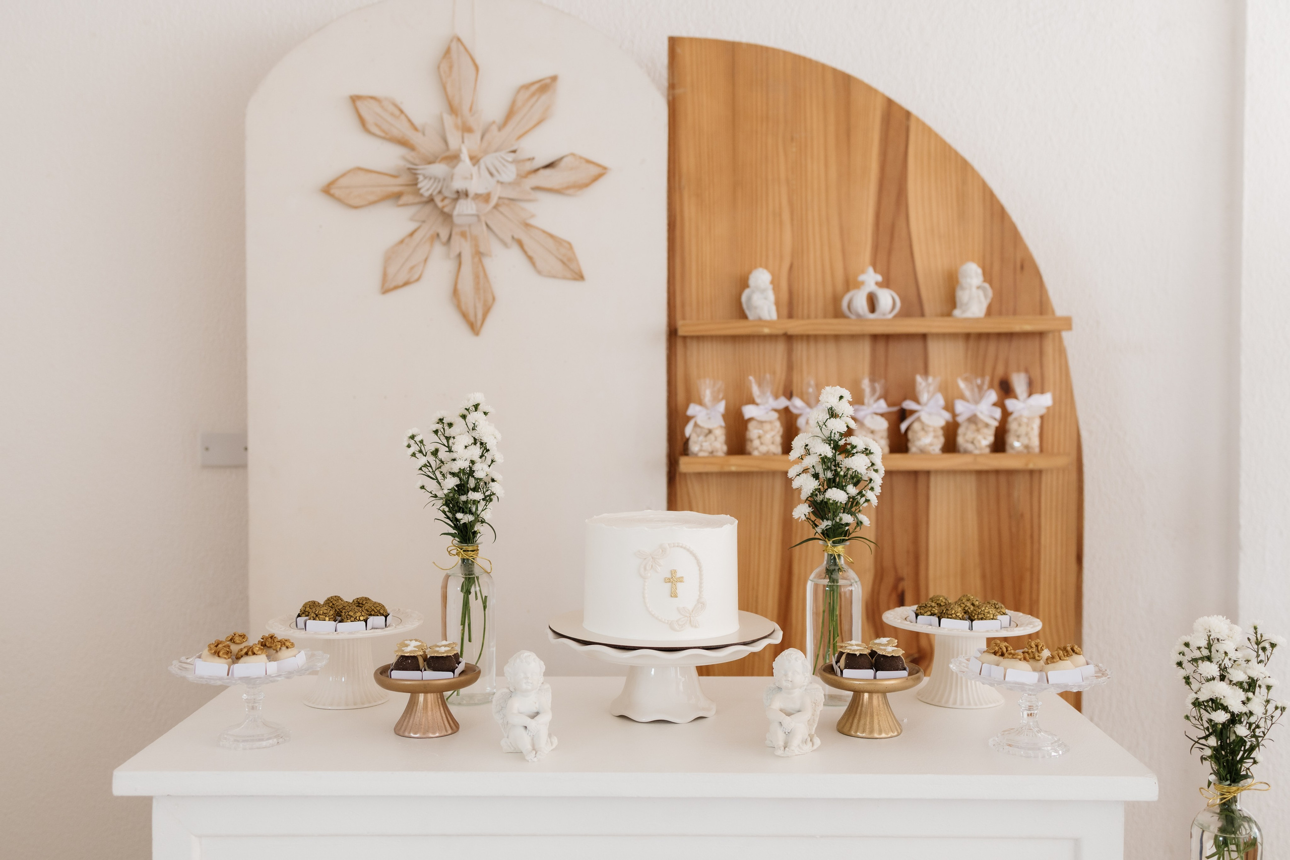 Decoração de celebração intimista de batizado