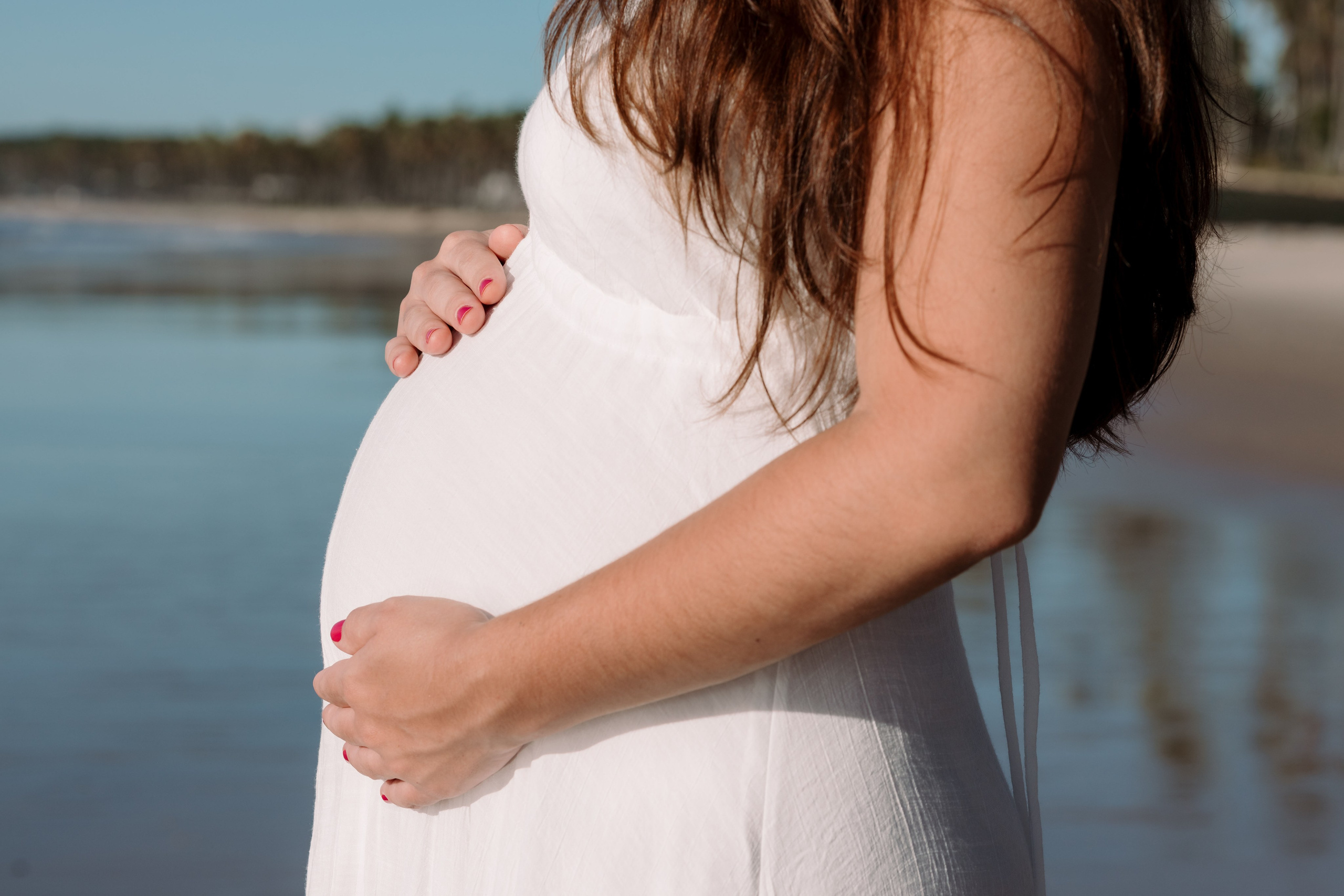 Detalhe da barriga em ensaio gestante