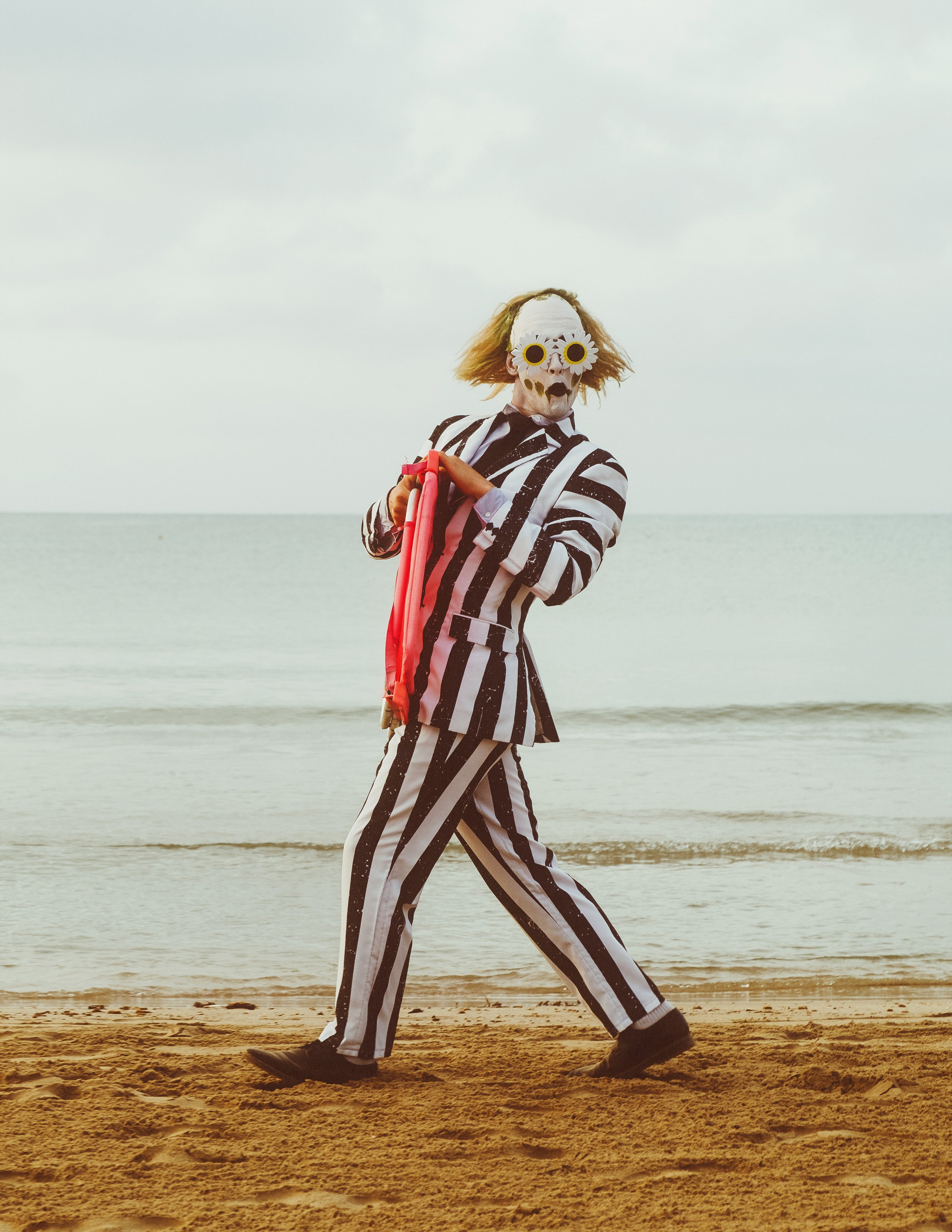 Beetlejuice на море: Экспериментальная фотосессия с цирковыми артистами — Фотограф Андрей Луковников