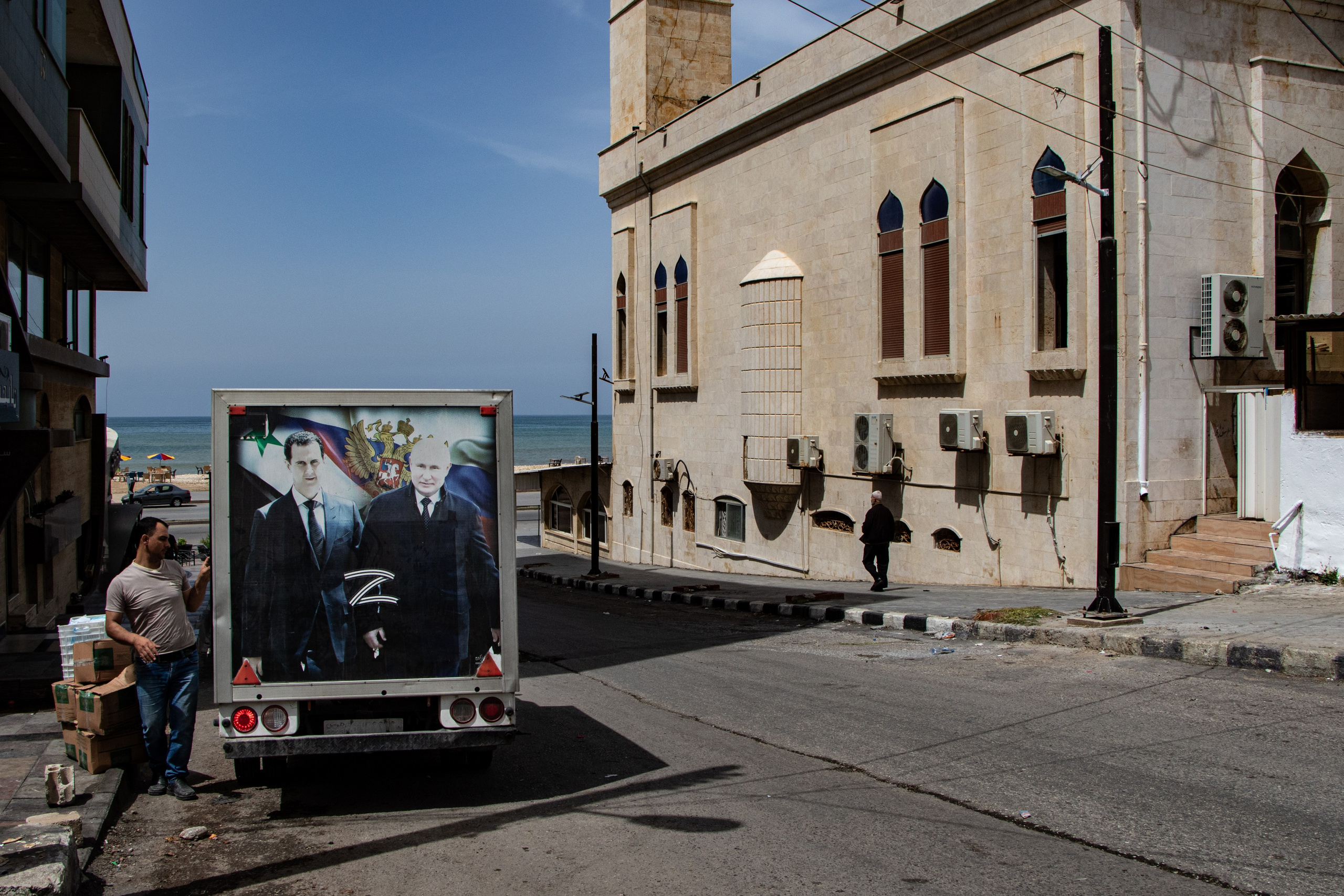 Une camionnette portant les portraits de Bachar al-Assad et Vladimir Poutine, ainsi que le symbole « Z » de l’armée russe, dans le centre-ville de Tartous.