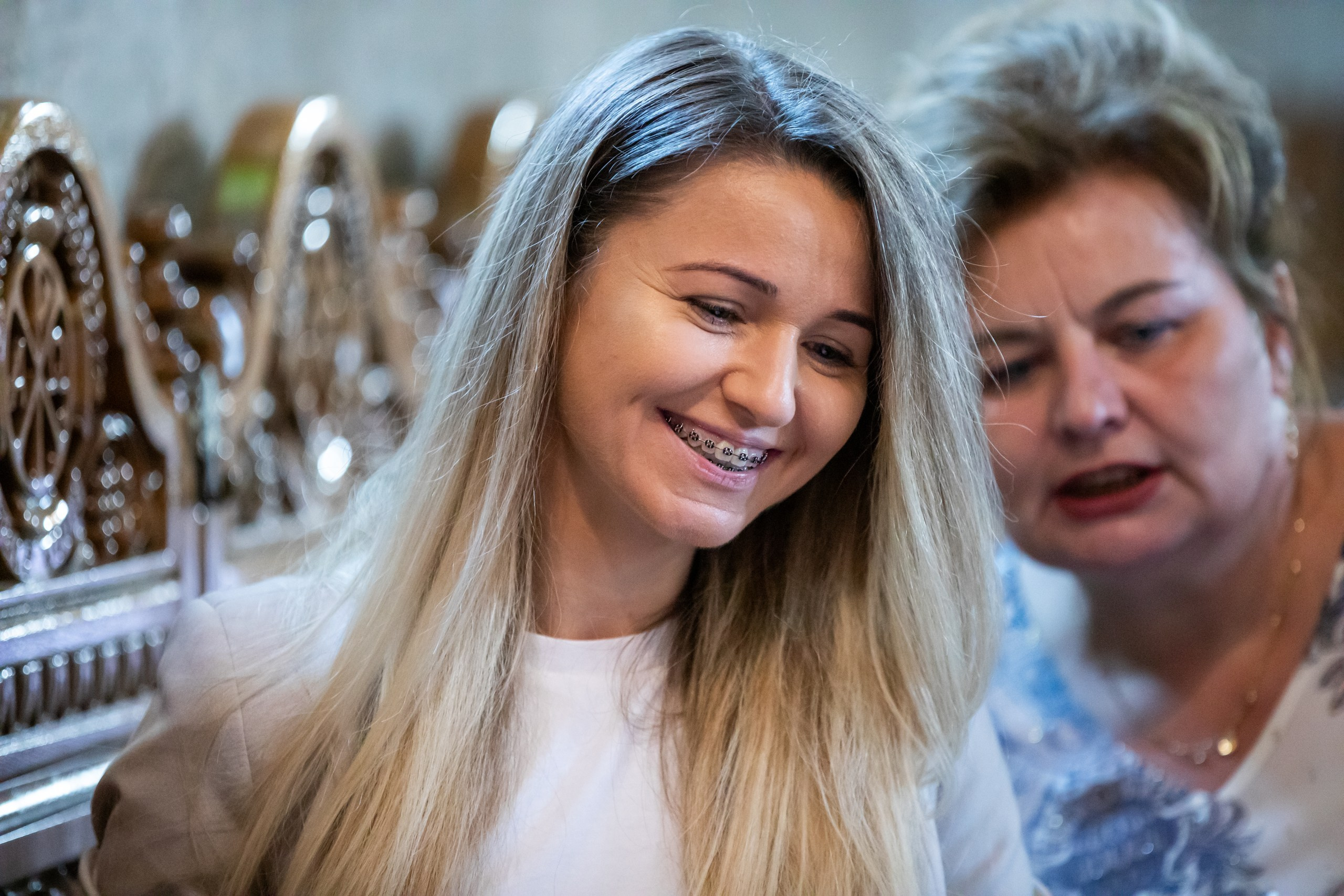 “Bebeluș botezat în biserică, ținut în brațe de nași” • “Detaliu cu lumânarea de botez decorată cu flori albe” • “Părinți emoționați alături de copilul lor la ceremonia de botez” • “Masa festivă de botez cu decor tematic și tort personalizat” • “Momentul în care preotul toarnă apă sfințită pe fruntea bebelușului” “Bebeluș în rochie albă de botez, zâmbind în brațele mamei” • “Detaliu cu cruciulița de botez așezată pe o pernă de satin” • “Părinți și nași aprinzând lumânările în timpul ceremoniei de botez” • “Tort de botez decorat cu figurine tematice și numele copilului” • “Copil botezat dormind liniștit în pătuțul decorat festiv” • “Momentul în care preotul binecuvântează copilul în fața altarului” • “Invitați adunându-se în jurul mesei festive la petrecerea de botez” • “Bebeluș ținând în mână o jucărie personalizată primită la botez” • “Familie fericită pozând împreună după ceremonia de botez” • “Decor tematic cu baloane și flori la locația petrecerii de botez” fotograf Botoșani fotograf evenimente fotograf botez Alin Chirila fotograf alinofotostudio,- Preotul ținându-l pe micuțul Mathias Gabriel la botez, în biserica Înălțarea Domnului, Copălău - Detalii de la botezul lui Mathias – lumânare, trusou și icoană - Familia lui Mathias Gabriel alături de micuț, în ziua botezului - Portret emoționant cu mama și bebelușul în brațe, în biserică,fotograf profesionist evenimente Botoșani, Iași, Suceava, Fălticeni, Bacău, Pașcani, Roman - AlinoFotoStudio by Alin Chirilă - servicii foto nuntă, botez, cununie, ședințe foto creative, albume personalizate, fotografii emoționante și calitative pentru cele mai importante momente din viață,fotograf nuntă Botoșani Alin Chirilă, ședință foto botez Iași - AlinoFotoStudio, servicii fotograf profesionist evenimente Suceava, fotograf cununie civilă Fălticeni - Alin Chirilă, album foto nuntă personalizat Bacău.“Bebeluș botezat în biserică, ținut în brațe de nași” • “Detaliu cu lumânarea de botez decorată cu flori albe” • “Părinți emoționați alături de copilul lor la ceremonia de botez” • “Masa festivă de botez cu decor tematic și tort personalizat” • “Momentul în care preotul toarnă apă sfințită pe fruntea bebelușului” “Bebeluș în rochie albă de botez, zâmbind în brațele mamei” • “Detaliu cu cruciulița de botez așezată pe o pernă de satin” • “Părinți și nași aprinzând lumânările în timpul ceremoniei de botez” • “Tort de botez decorat cu figurine tematice și numele copilului” • “Copil botezat dormind liniștit în pătuțul decorat festiv” • “Momentul în care preotul binecuvântează copilul în fața altarului” • “Invitați adunându-se în jurul mesei festive la petrecerea de botez” • “Bebeluș ținând în mână o jucărie personalizată primită la botez” • “Familie fericită pozând împreună după ceremonia de botez” • “Decor tematic cu baloane și flori la locația petrecerii de botez” fotograf Botoșani fotograf evenimente fotograf botez Alin Chirila fotograf alinofotostudio.fotograf botez Amelis Maria, fotografie botez Botoșani, fotograf Alin Chirilă, amintiri botez, fotografii botez, botez Amelis Maria, fotograf copii, fotografie botez în Botoșani,