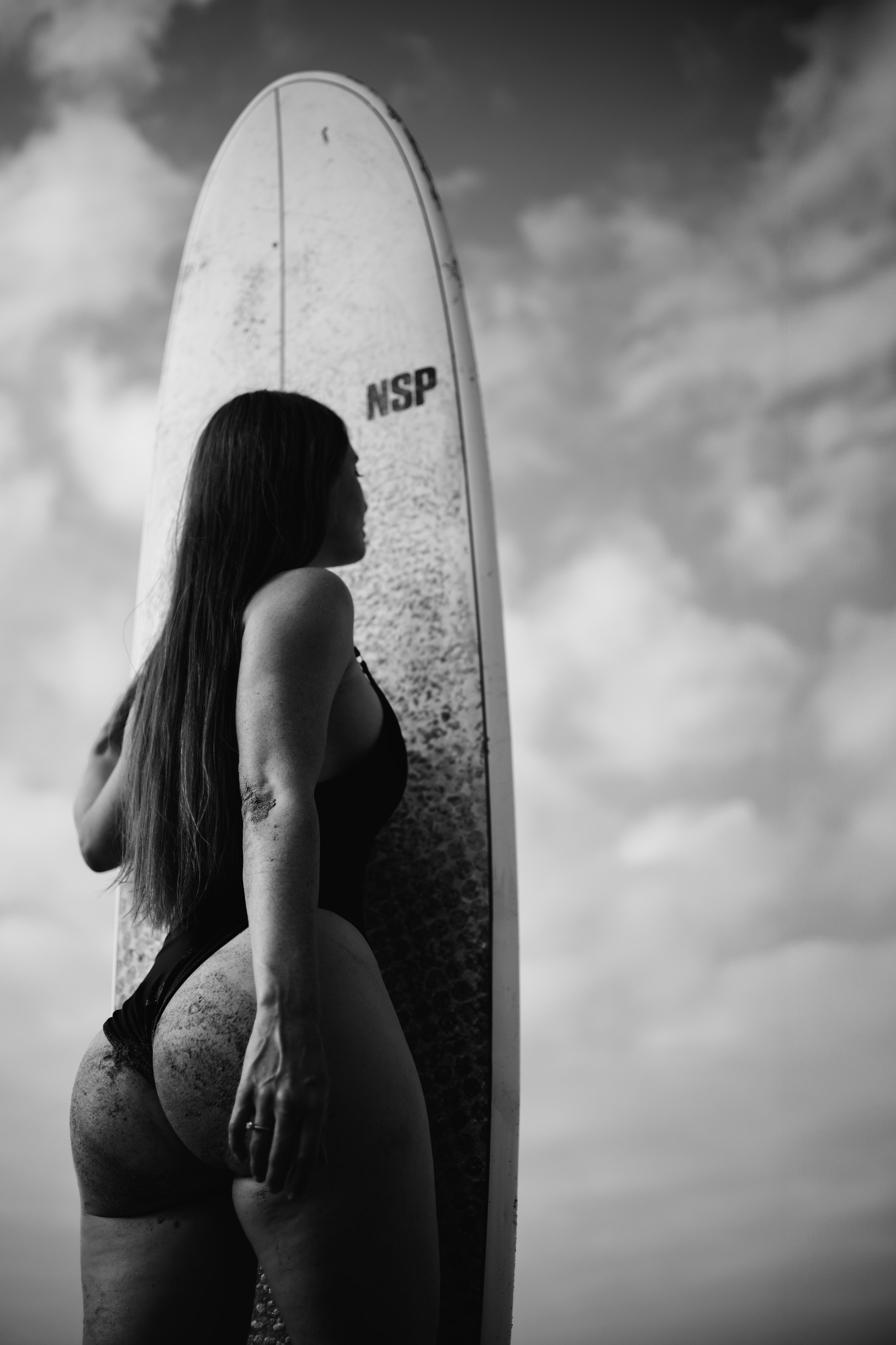 Photoshoot with a surfboard | BW