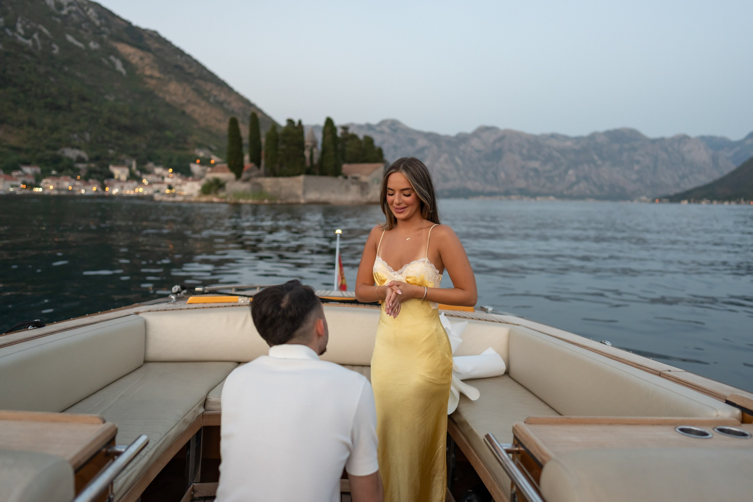 Etter solnedgang: Et sent kveldsfrieri på båt i Perast, Montenegro