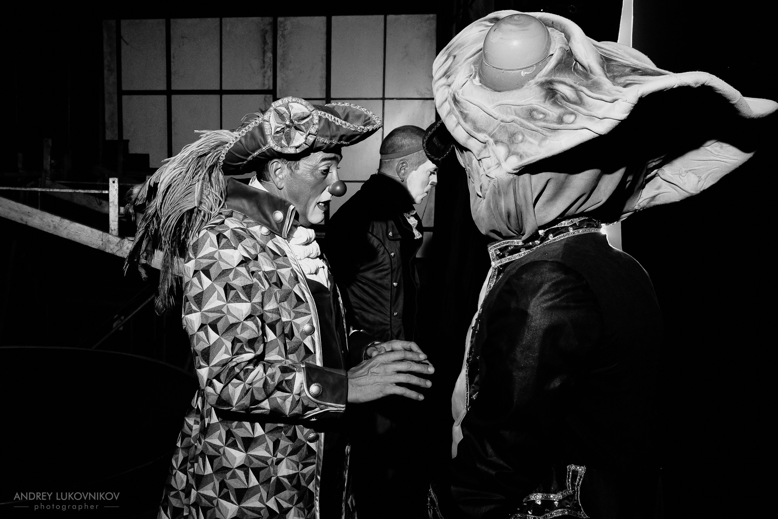 Sesión de fotos entre bastidores en El Circo Encantado: la vida de los artistas tras bambalinas