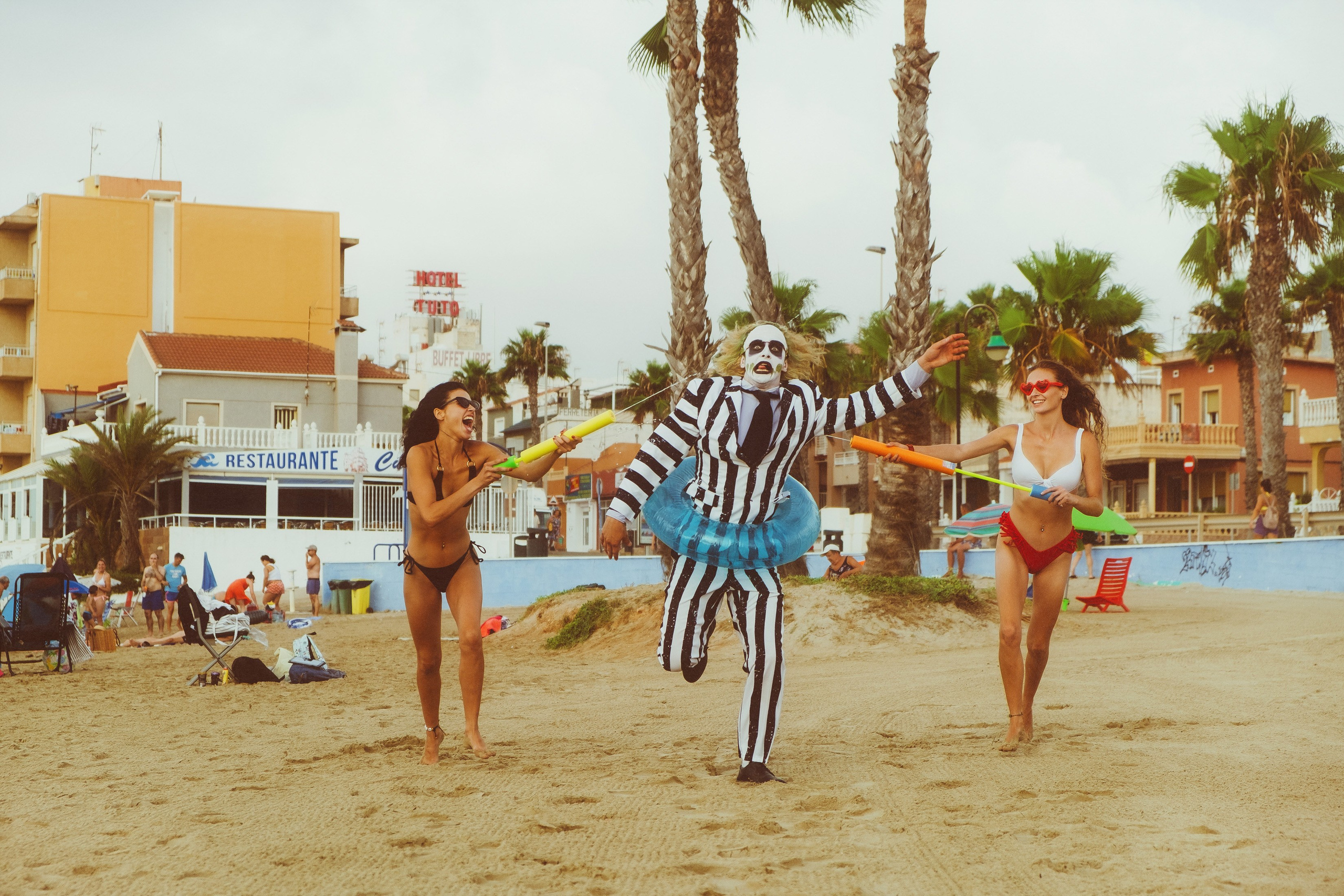 Beetlejuice на море: Экспериментальная фотосессия с цирковыми артистами — Фотограф Андрей Луковников